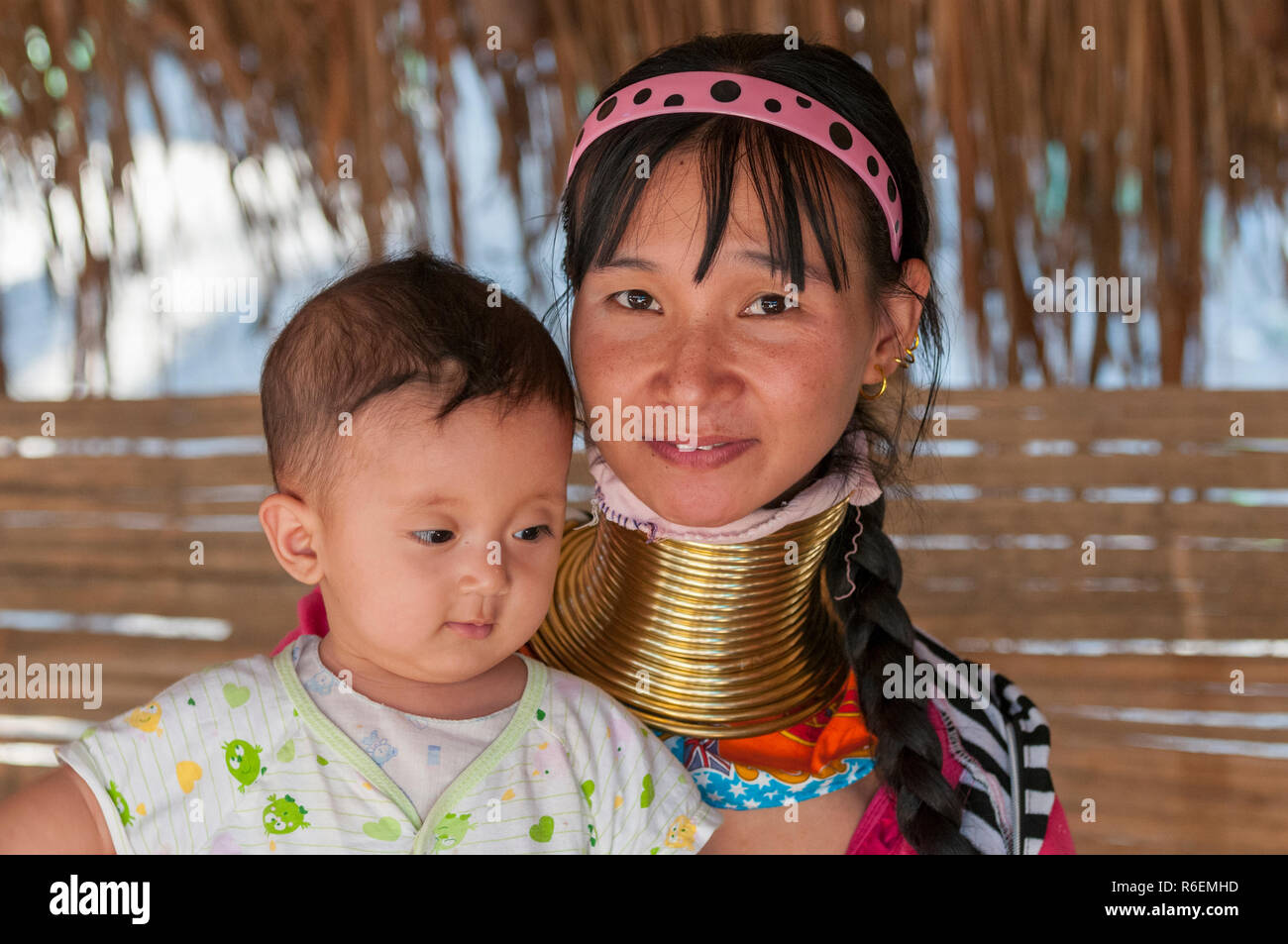 Mutter und Baby an den langen Hals Menschen und Hill Tribe des nördlichen Thailand den langen Hals Leute in Palong Dorf Stockfoto