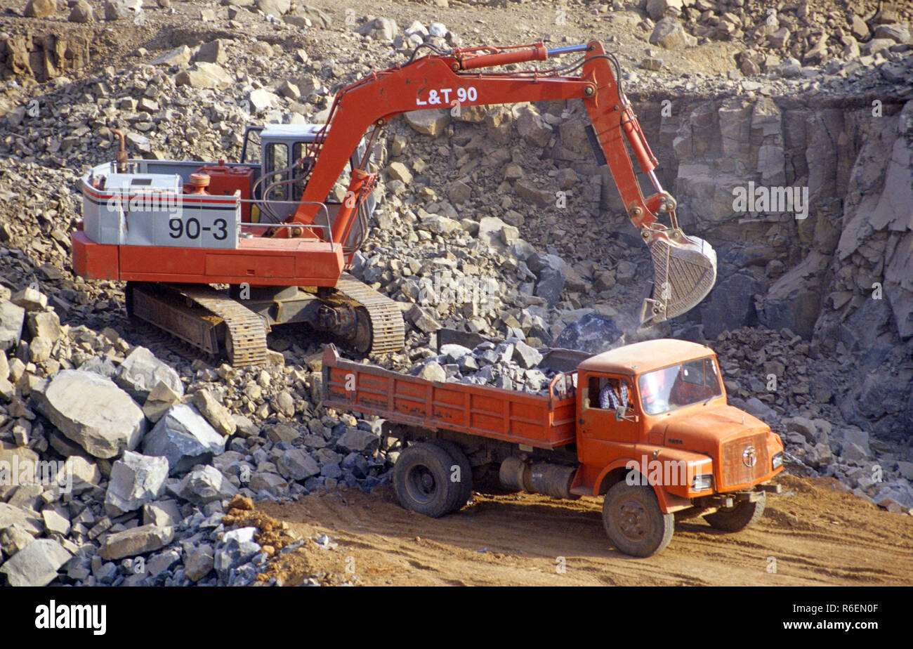 Erdwagenbagger und Kipperfahrzeug am Staudamm in Indien Stockfoto