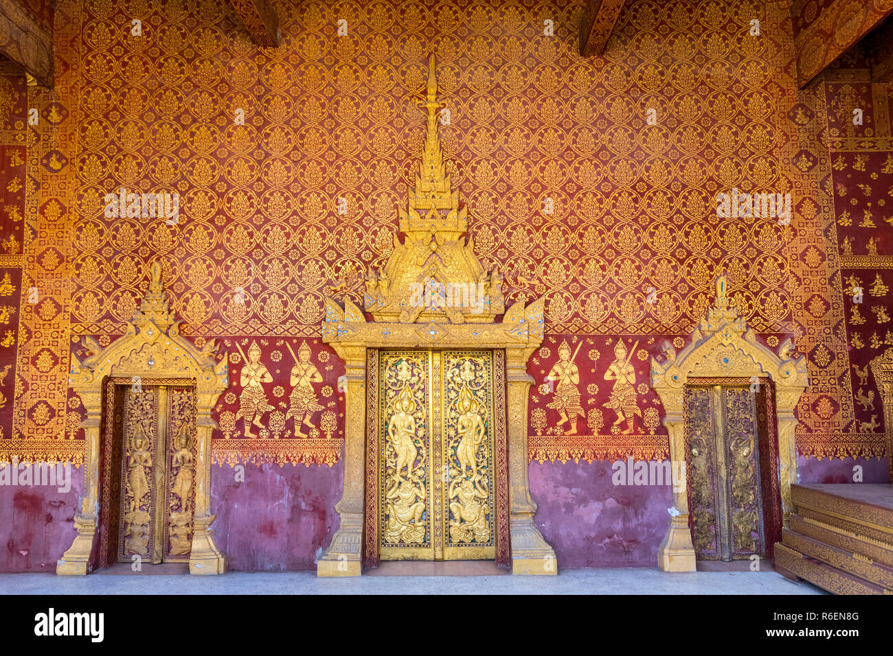 Kunstvolle Schnitzereien am Wat Saen die Eingangstür, Luang Prabang, Laos Stockfoto