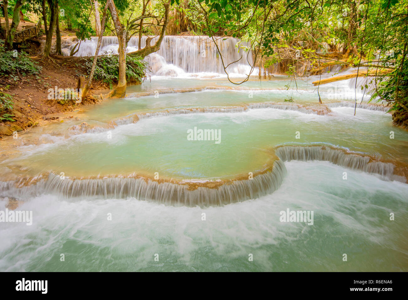 Pool und Wasserfall in der Tat Kuang Si Wasserfall System in der Nähe von Luang Prabang in Laos, Indochina, Asien Stockfoto