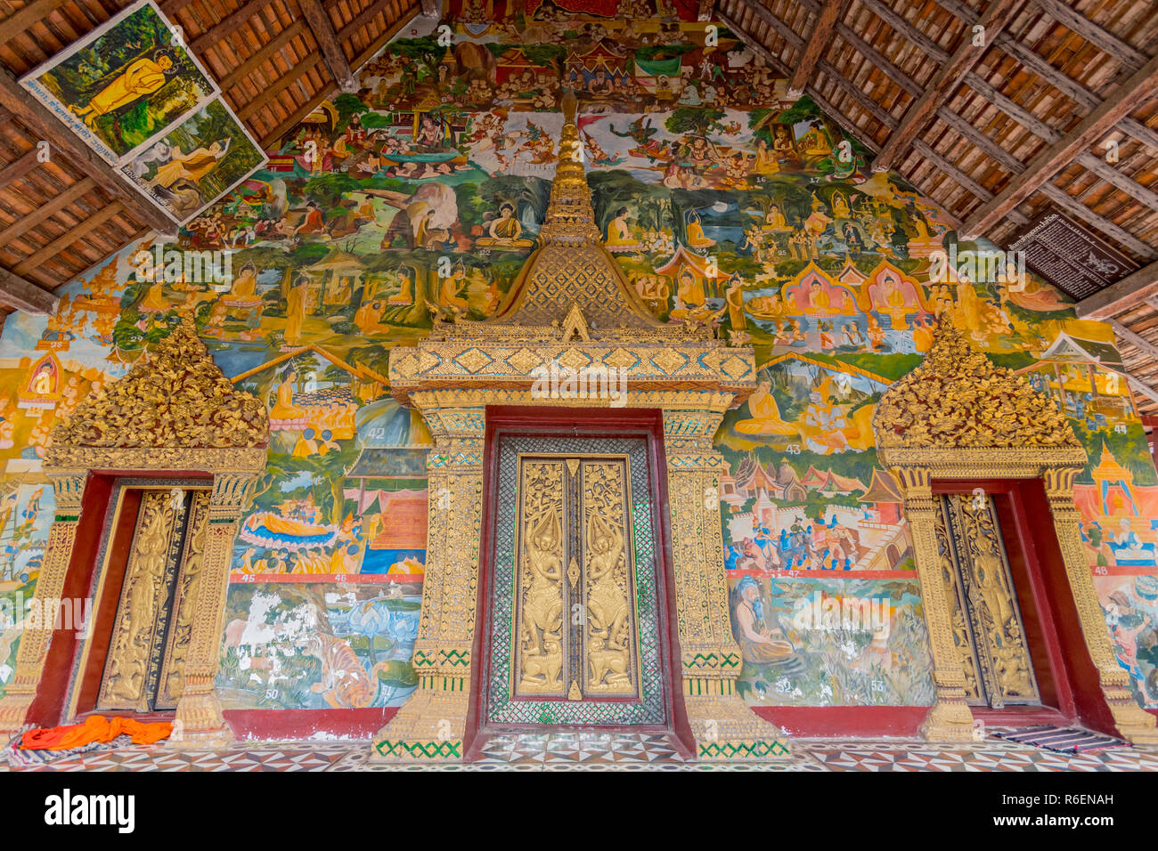 Wandmalerei aus dem Leben des Buddha Vor Ban Xieng Muan Tempel, Luang Prabang, Laos Stockfoto