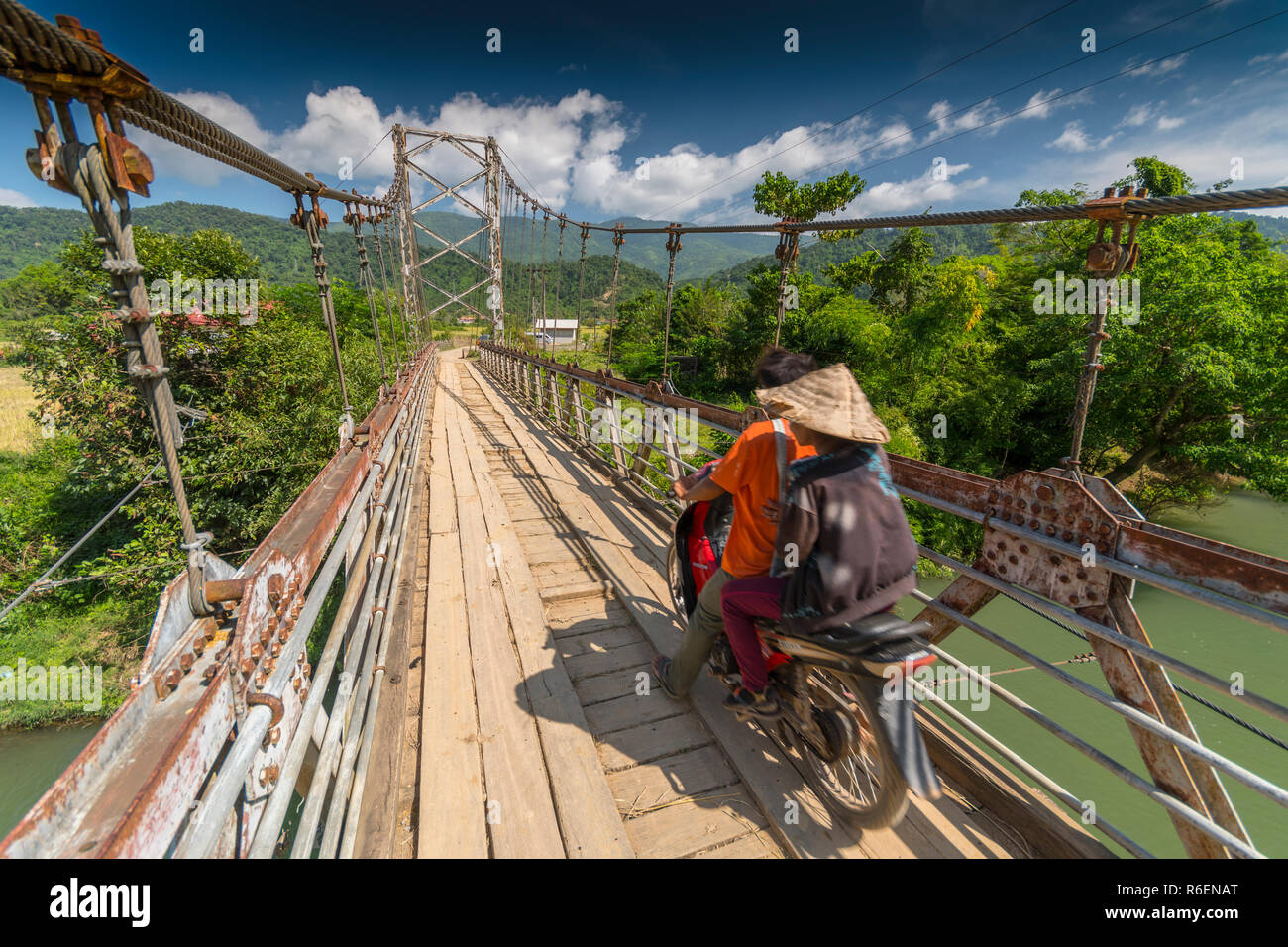 Hölzerne Brücke über den Fluss Nam Song in der Nähe von Vang Vieng, Laos Stockfoto