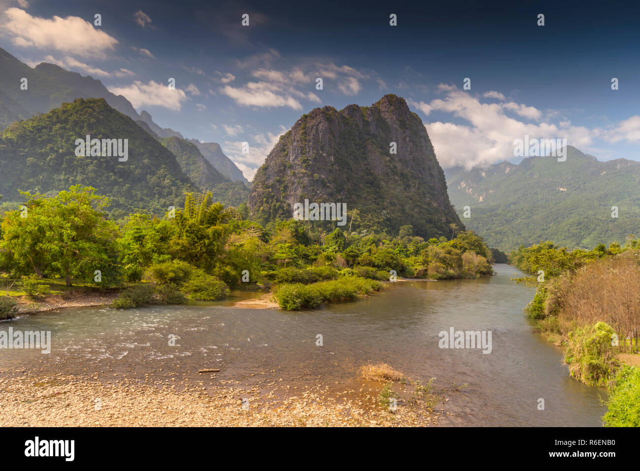 Landschaft des Nam Song Fluss in Vang Vieng, Laos Stockfoto