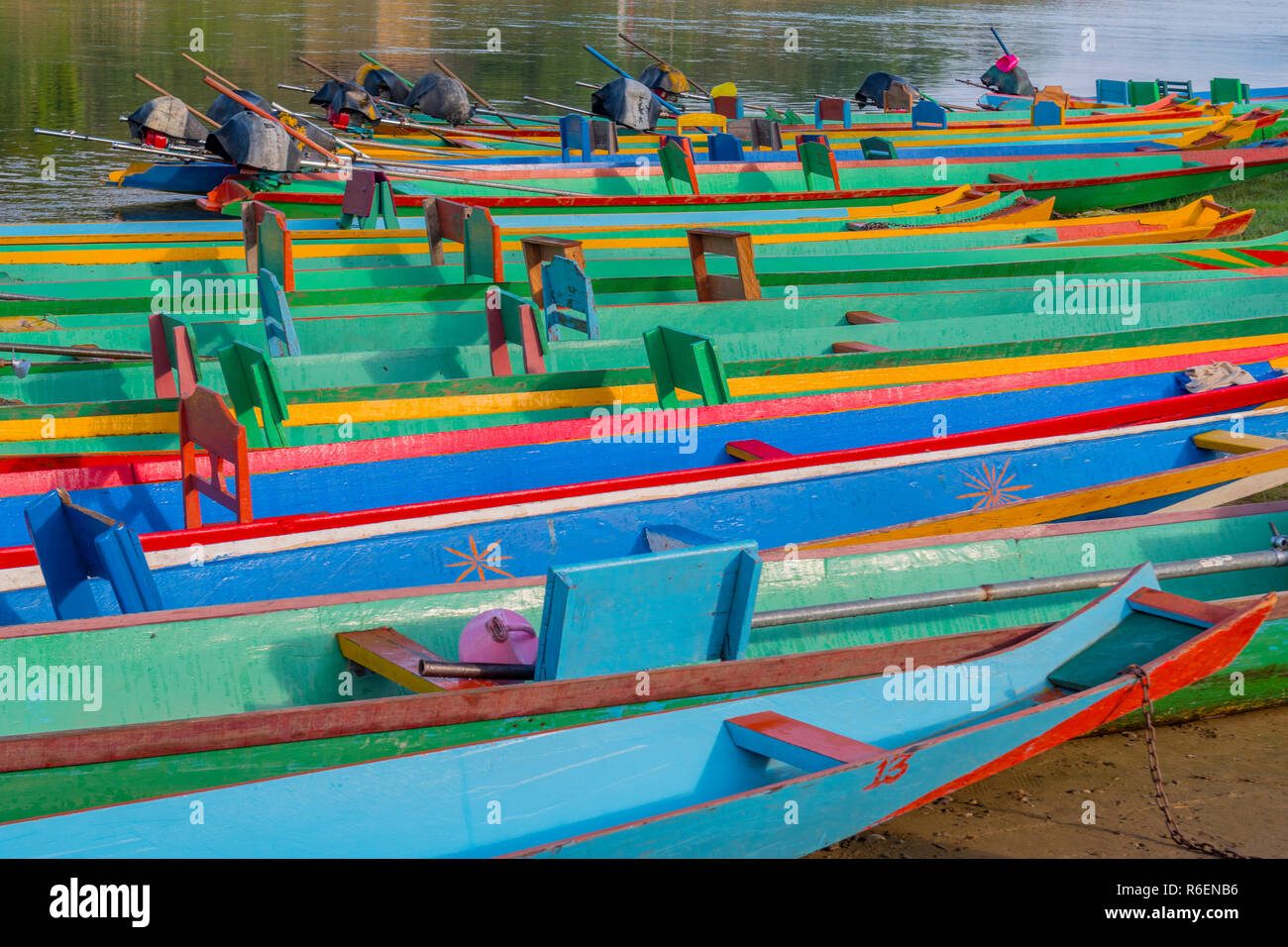Colorfuls Long Tail Boote auf dem Fluss Nam Song, Vang Vieng, Laos Stockfoto