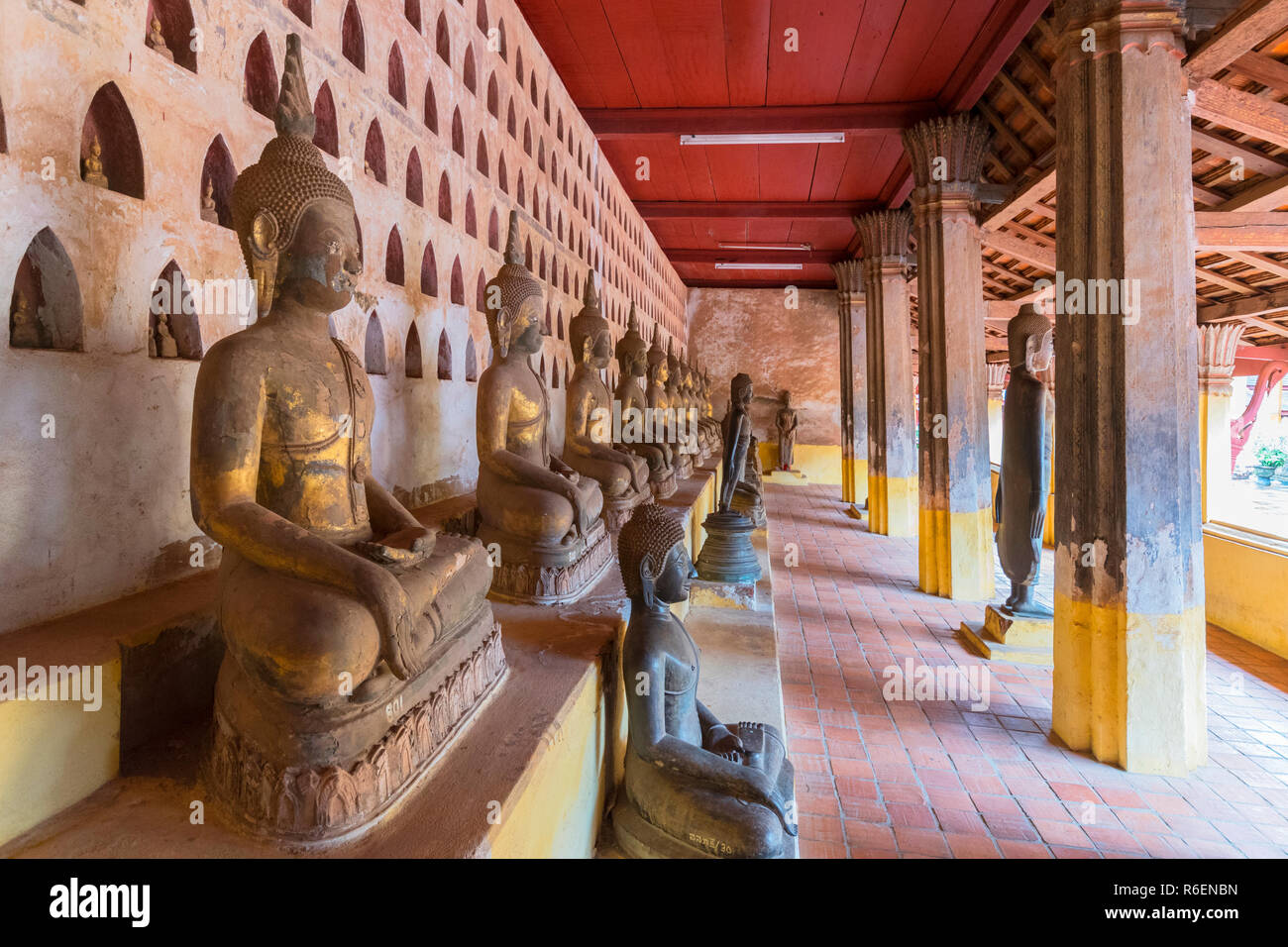 Reihen von Buddha Bilder im Wat Si Saket, Vientiane, Laos Stockfoto