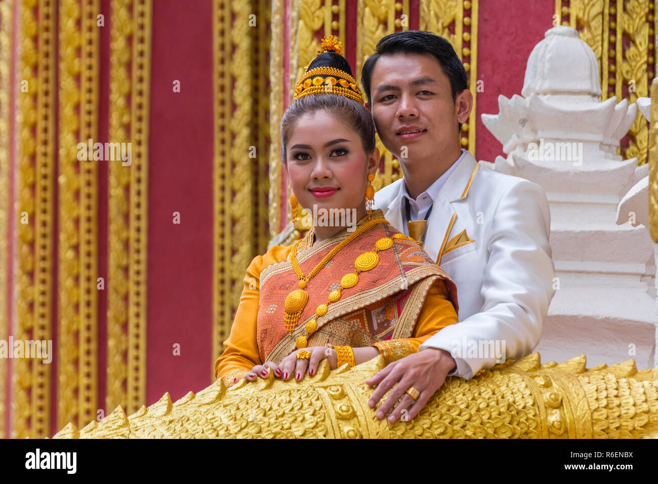 Brautpaar Posieren vor der Haw Phra Kaew (Tempel des Smaragd-Buddha), Vientiane, Laos Stockfoto