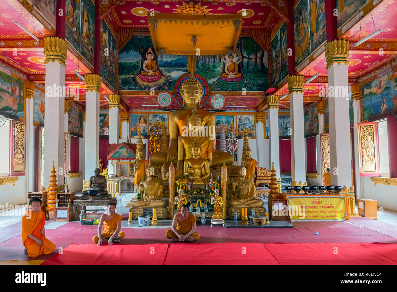 Buddha Statue, die in der Verehrung der Halle in Wat Haysok, Vientiane, Laos Stockfoto