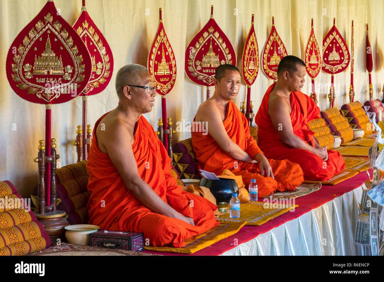 Pha That Luang, sitzt die buddhistischen Mönche singen und lesen Gebete an einer Zeremonie Vientiane Laos Stockfoto