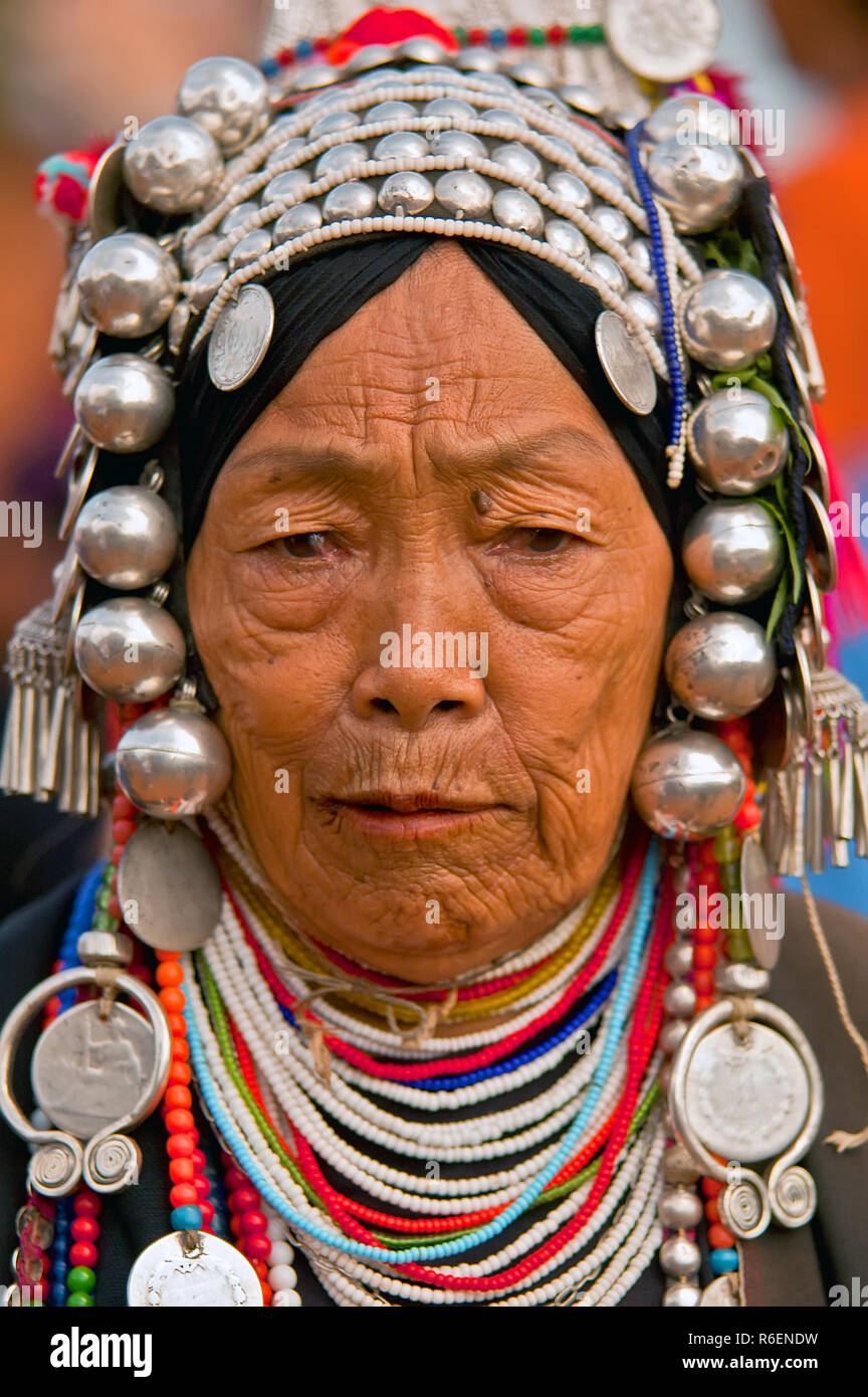 Akha Hill Tribe Frau mit traditionellen Kopfschmuck, Provinz Chiang Mai, Thailand Stockfoto
