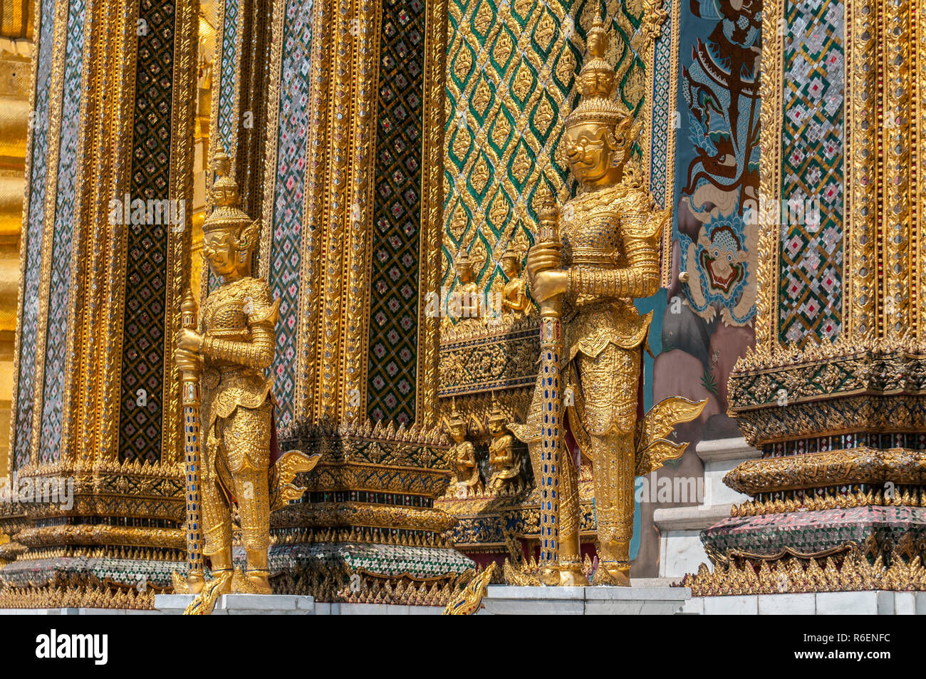 Fabeltier Statue die Bewachung der Phra Mondop Bibliothek Gebäude auf dem Gelände des Grand Palace in Bangkok Stockfoto