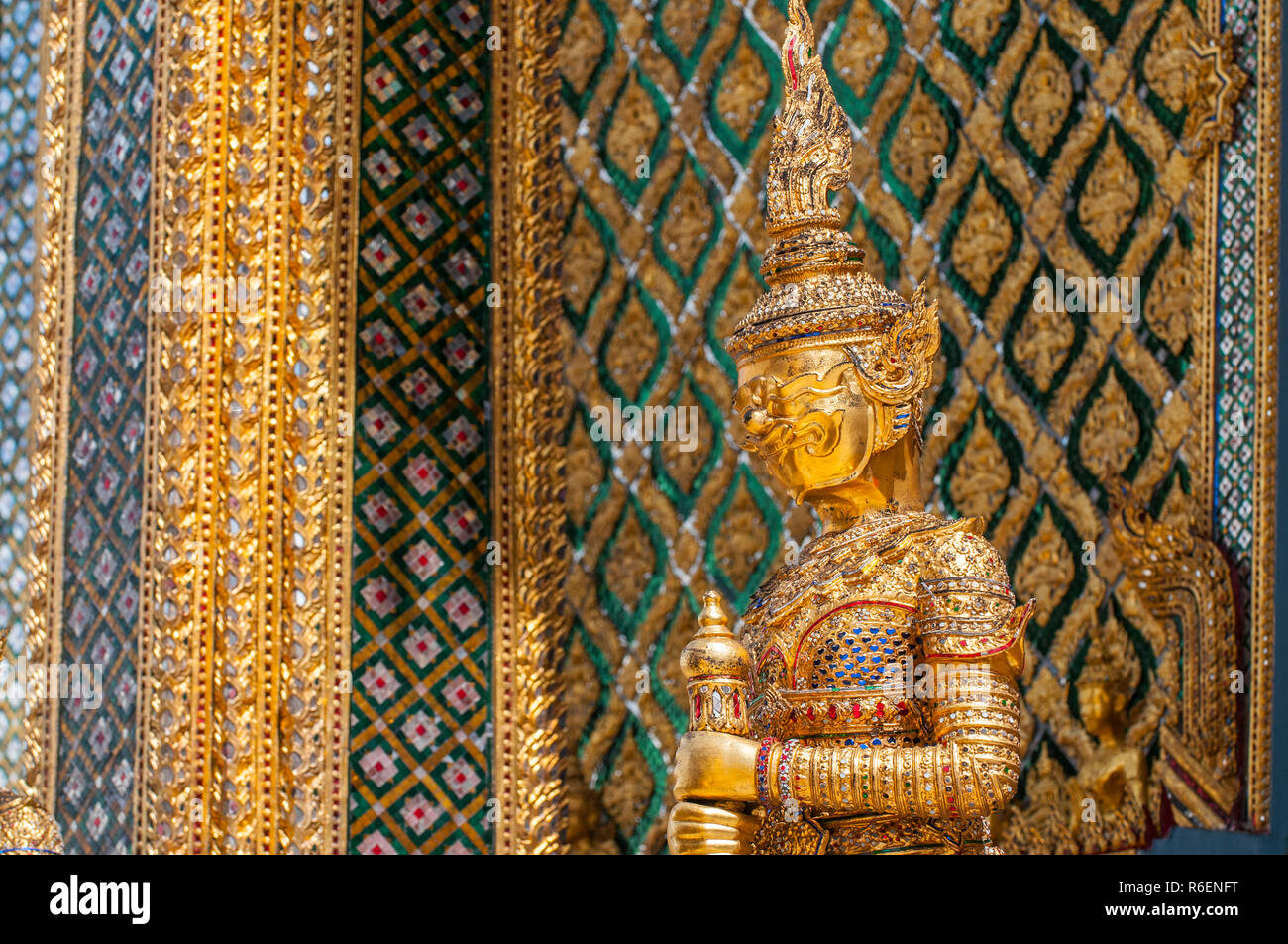 Fabeltier Statue die Bewachung der Phra Mondop Bibliothek Gebäude auf dem Gelände des Grand Palace in Bangkok Stockfoto