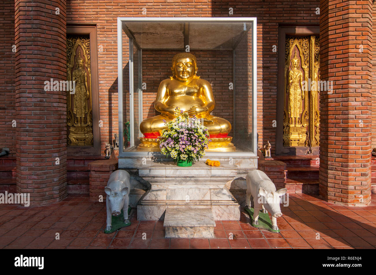 Happy Fat Buddha Statue mit Schweinen in Ayutthaya, Thailand Stockfoto