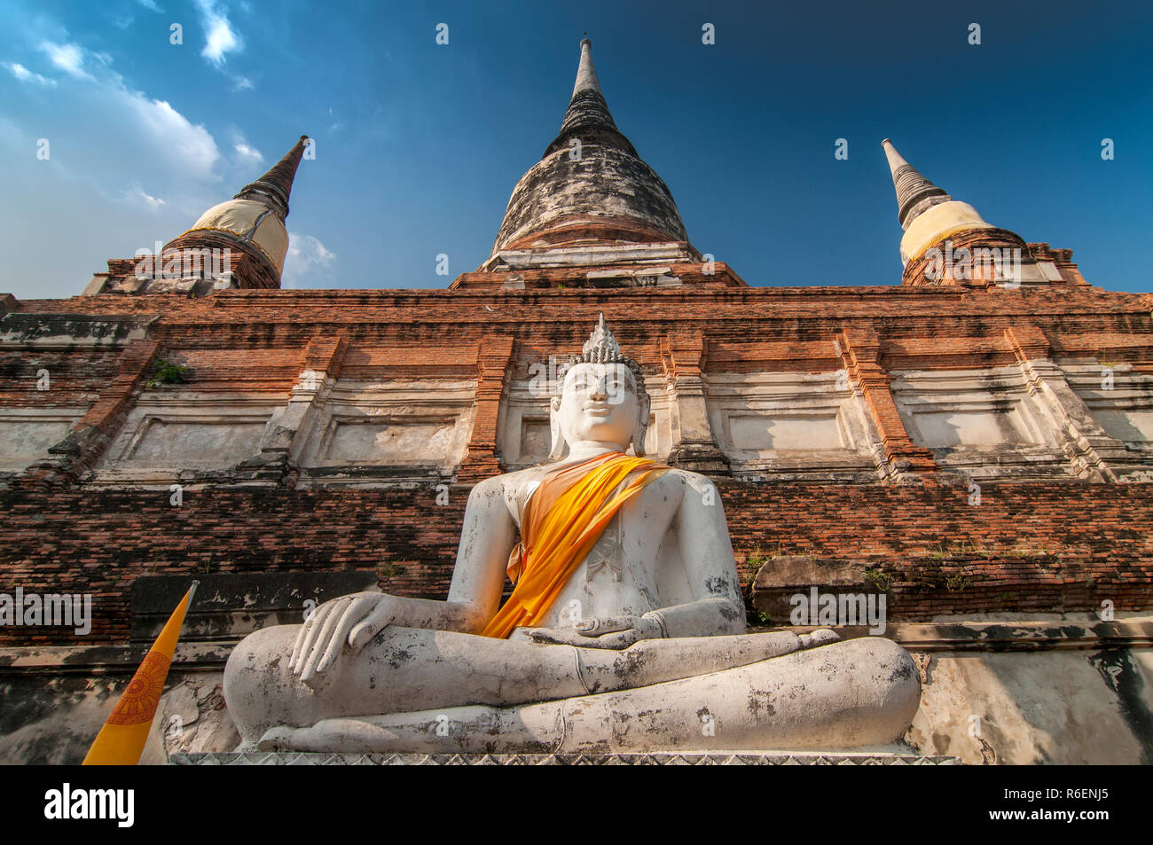 Buddha Statue vor der Stupa im Wat Yai Chai Mongkhon, Ayutthaya, Thailand, Unesco Weltkulturerbe Stockfoto