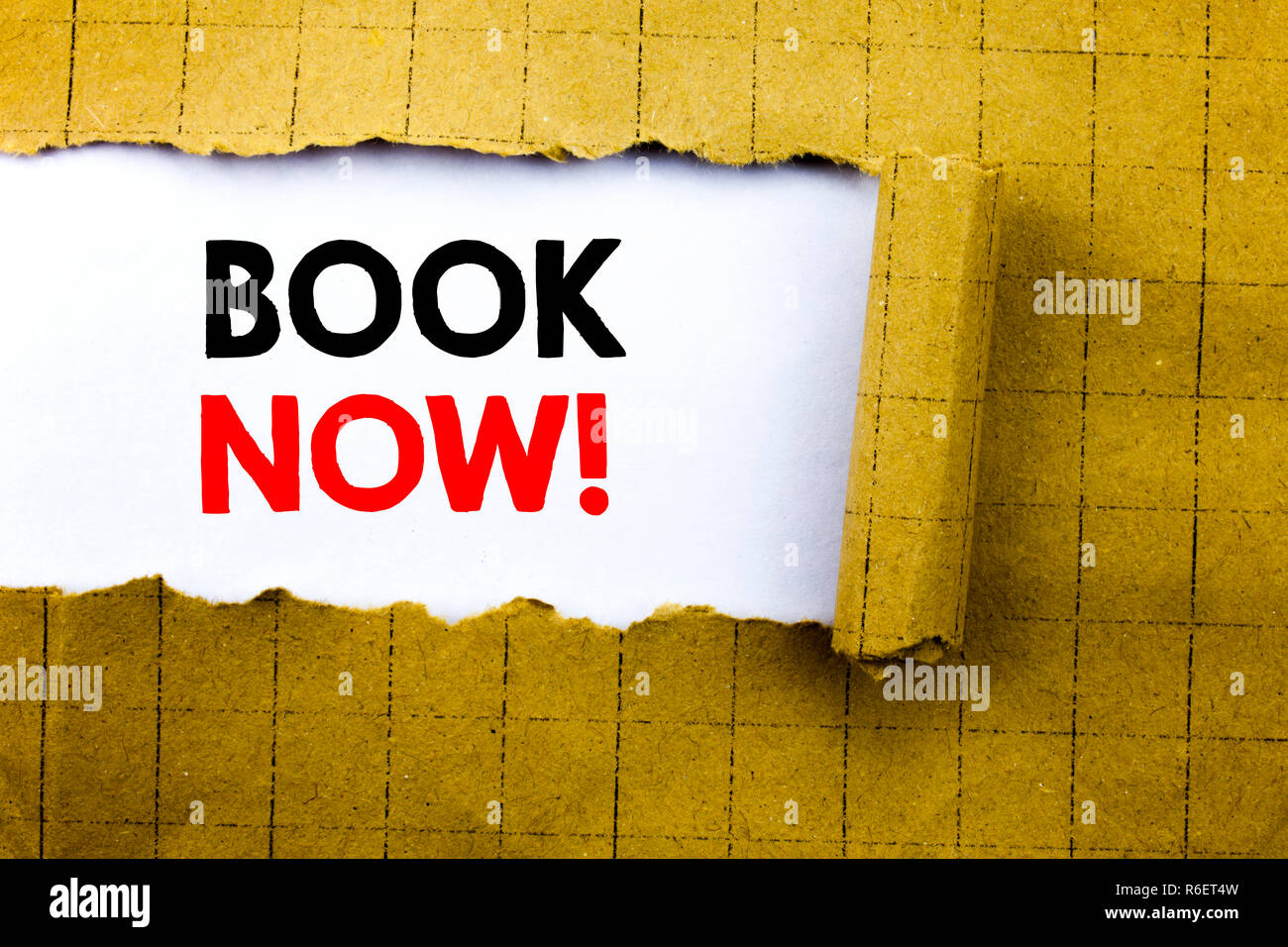 Wort, Schrift, Buchen Sie jetzt. Business Konzept für Buchung Buchung auf weißem Papier geschrieben am gelben gefaltetes Papier. Stockfoto