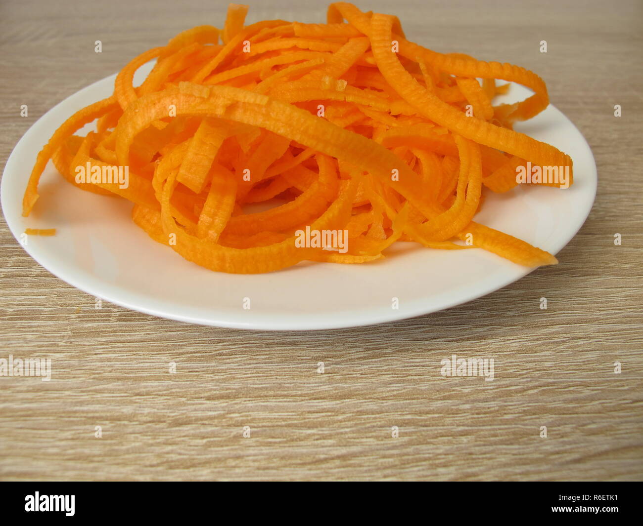 Kohlenhydratarme Gemüse Nudeln aus Karotten Stockfoto