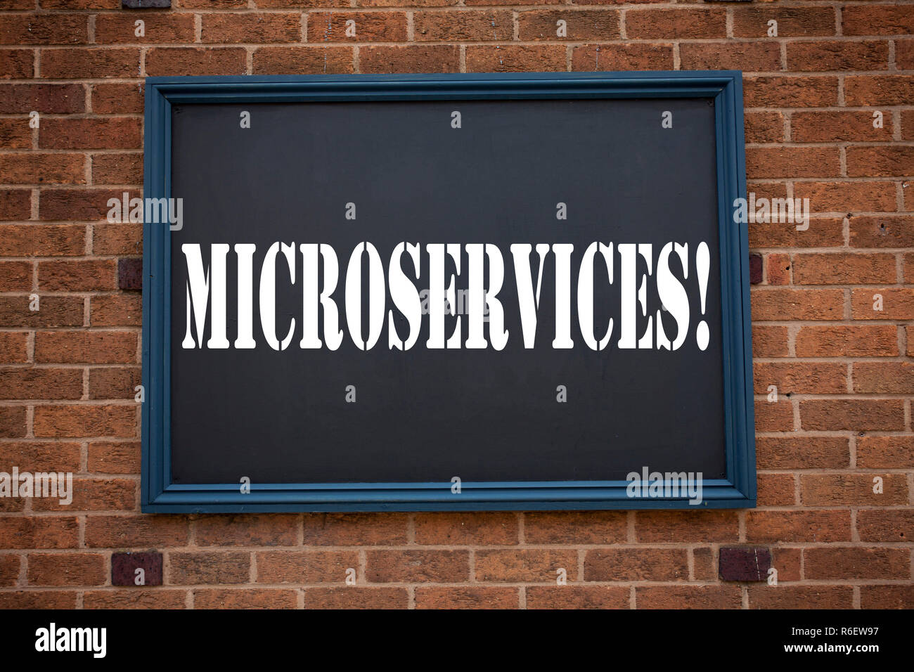 Konzeptionelle Hand schreiben Bildunterschrift Inspiration zeigen Ankündigung MicroServices-Architektur. Business Konzept für Micro Services auf Rahmen Old Brick Hintergrund mit Kopie Raum Stockfoto