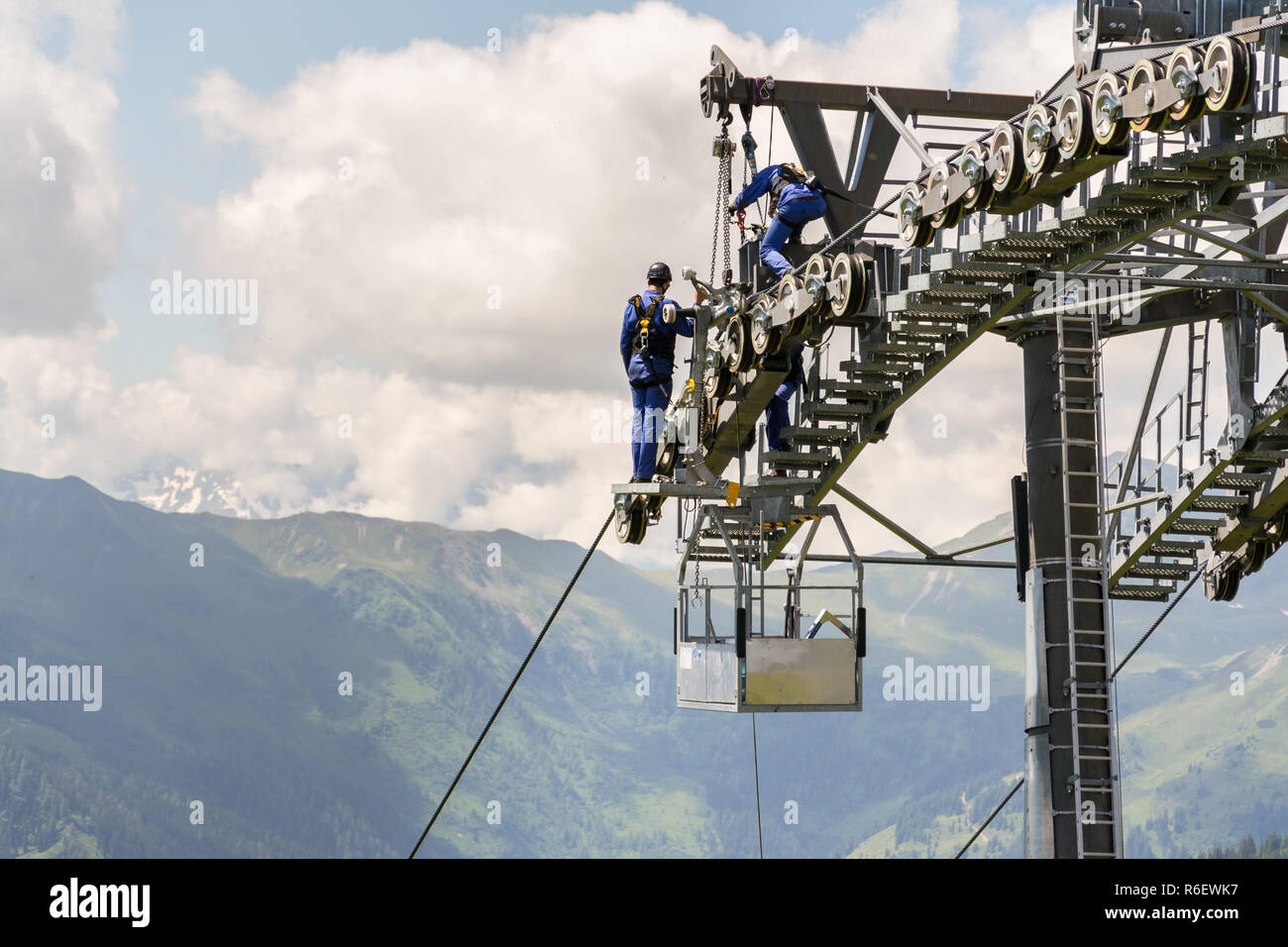 Zwei Arbeiter Ausführen von Wartungsarbeiten am Kabel Auto mit Alpen Berge in backgroun, Schonleitenbahn auf Wildenkarkogel, Saalbach-Hinterglemm, Zell am See dist Stockfoto