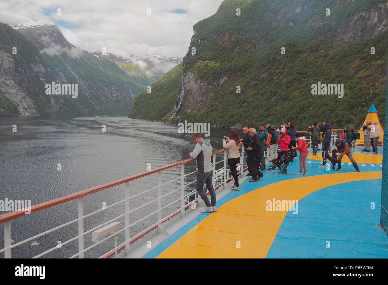 Geirangerfjord, Stranda, Norwegen - 09.Juli 2018: Touristen fjord bewundern Sie von Deck eines Kreuzfahrtschiffes Stockfoto