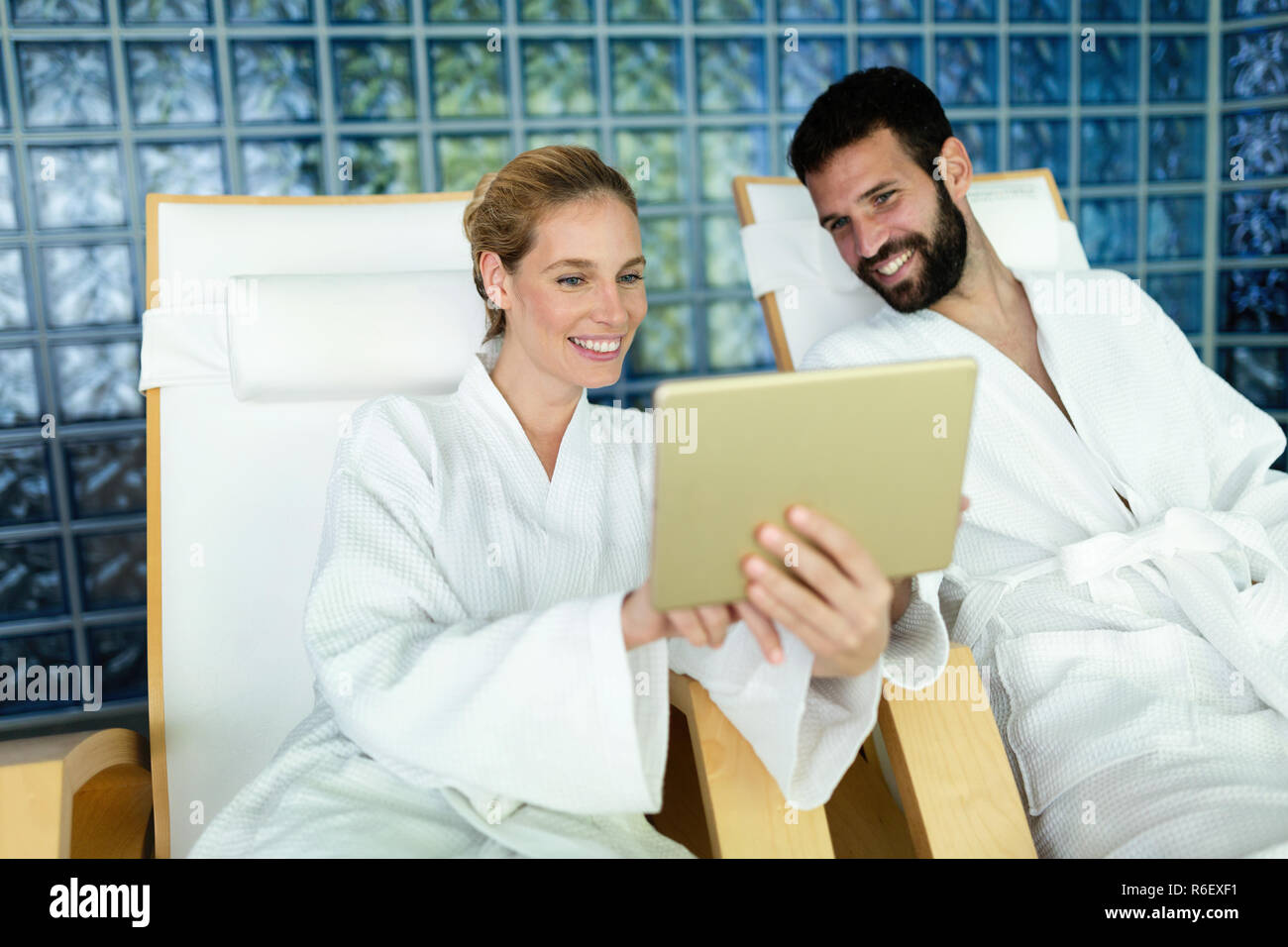 Attraktive glückliches Paar Entspannen im Spa Center Stockfoto