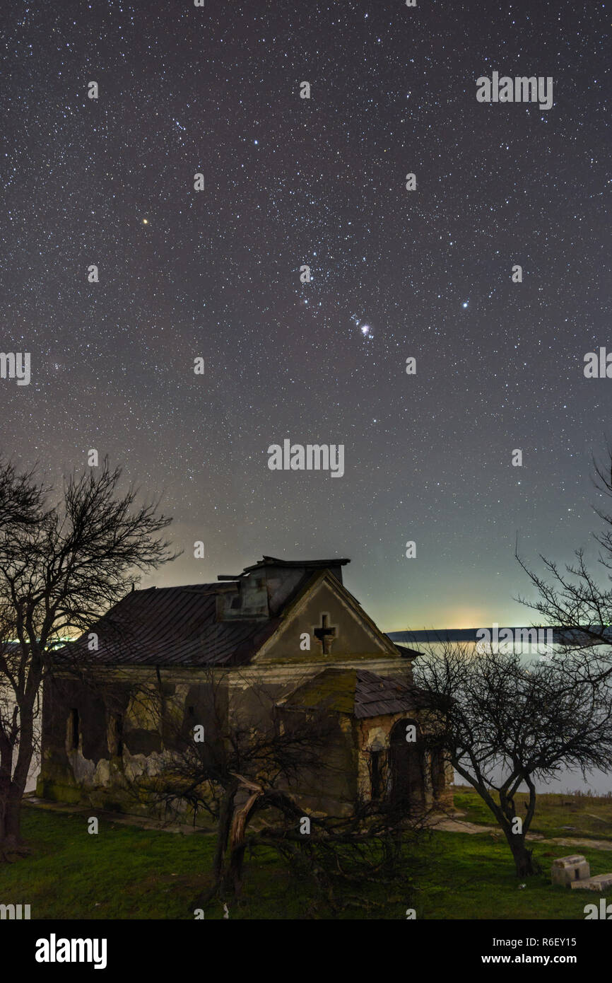 Sternbild Orion über eine verlassene Kirche Stockfoto