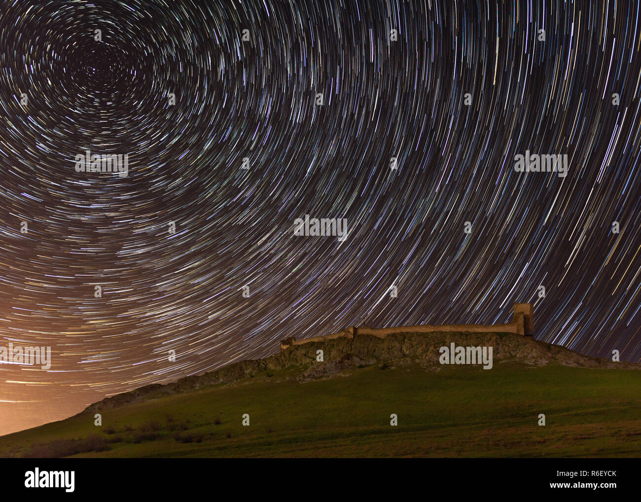 Star Trails über den Enisala Festung in Dobrogea, Rumänien Stockfoto