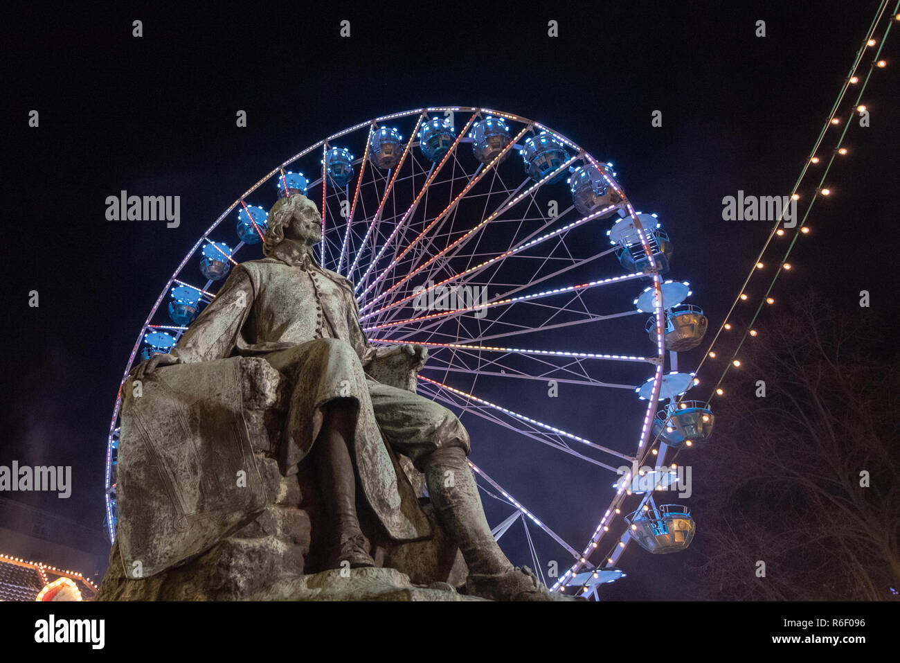 Magdeburg, Deutschland - Dezember 1, 2018: Blick von der Otto-von-Guericke-Universität in Magdeburg Denkmal mit einem Riesenrad im Hintergrund. Der Physiker Otto v Stockfoto