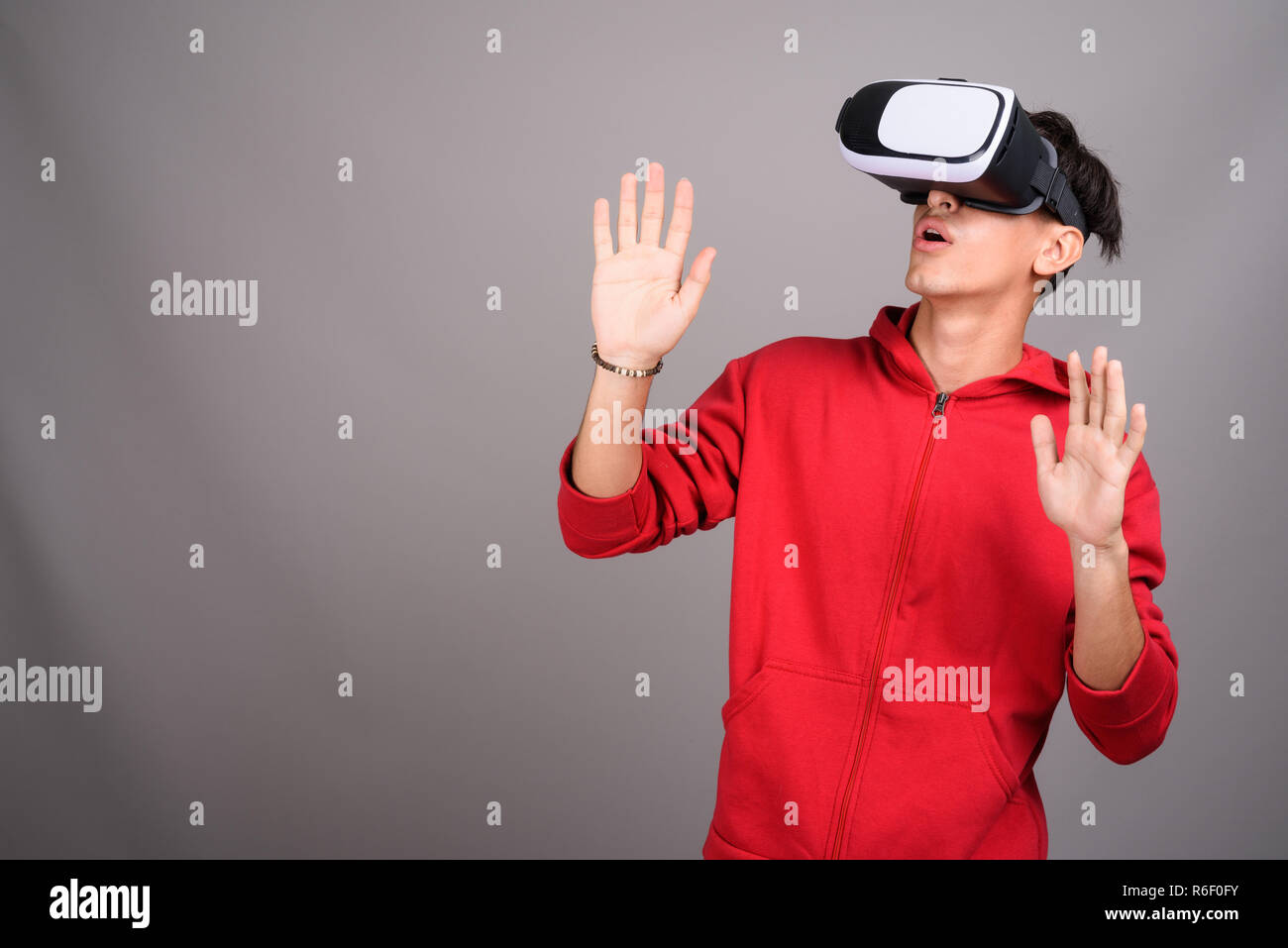 Persische Teenager mit VR-Brille für die virtuelle Realität Stockfoto