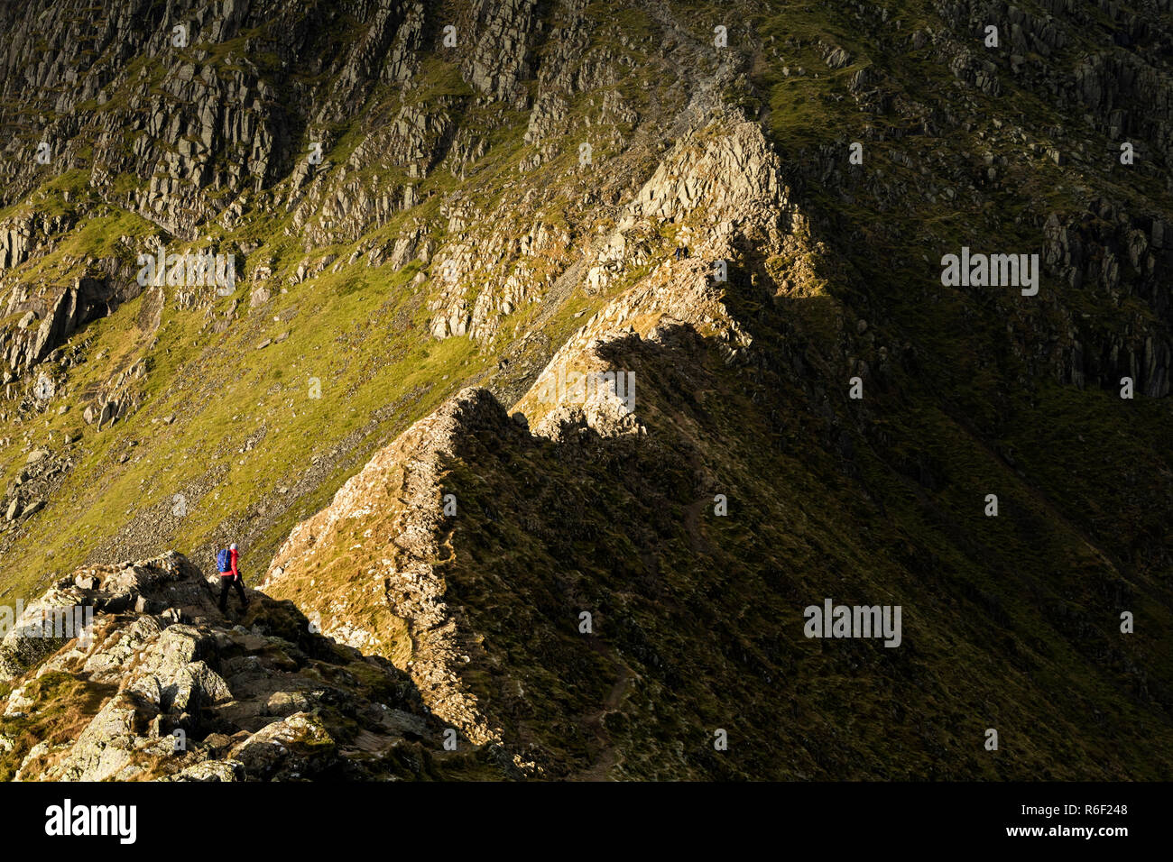 Wanderer Ihren Weg entlang Schreiten Kante Lake District, Cumbria, Großbritannien Stockfoto