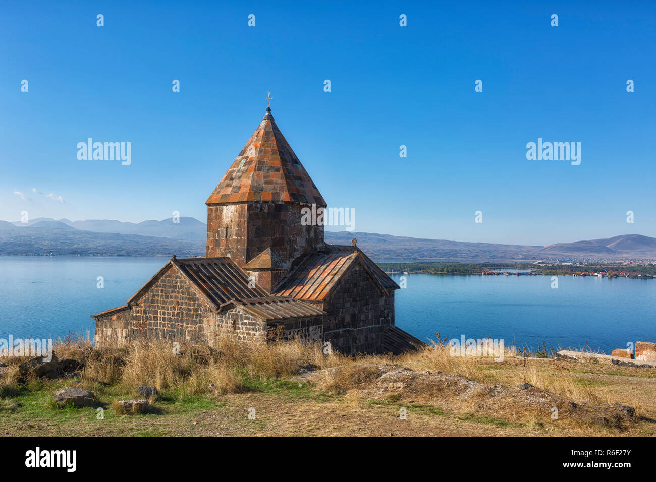 Malerischer Blick auf eine alte Sevanavank Kirche in Sevan, an einem sonnigen Tag. Armenien Stockfoto