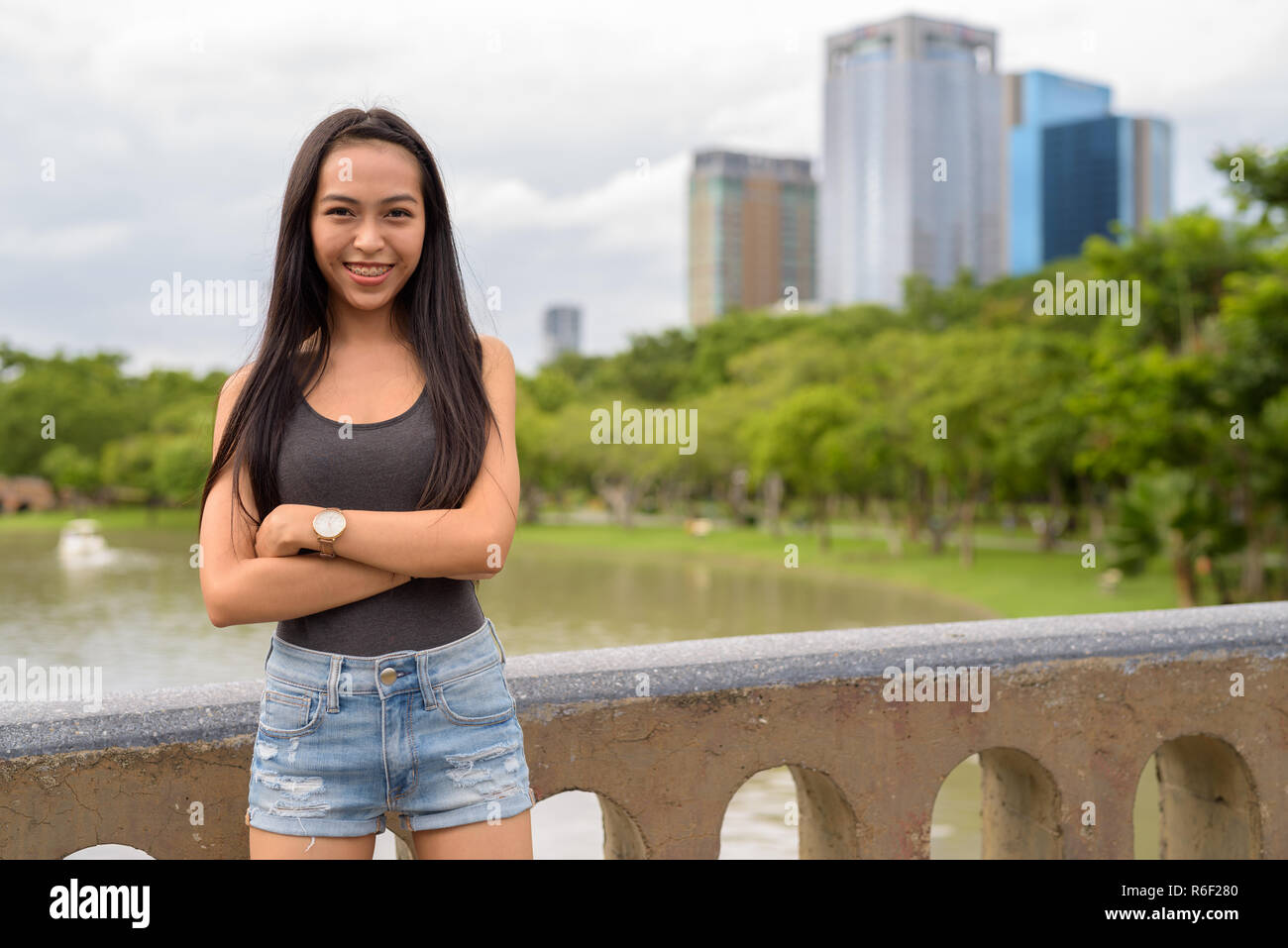 Junge schöne asiatische Frau Entspannung im Park Stockfoto