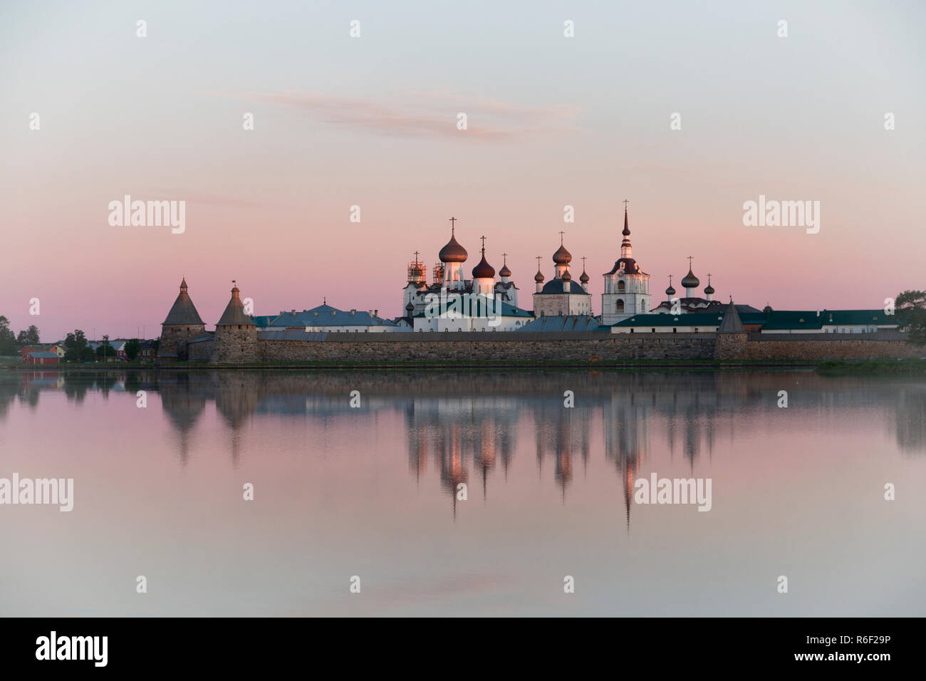 Blick auf solovetsky Kloster im Sommer Sonnenaufgang Stockfoto