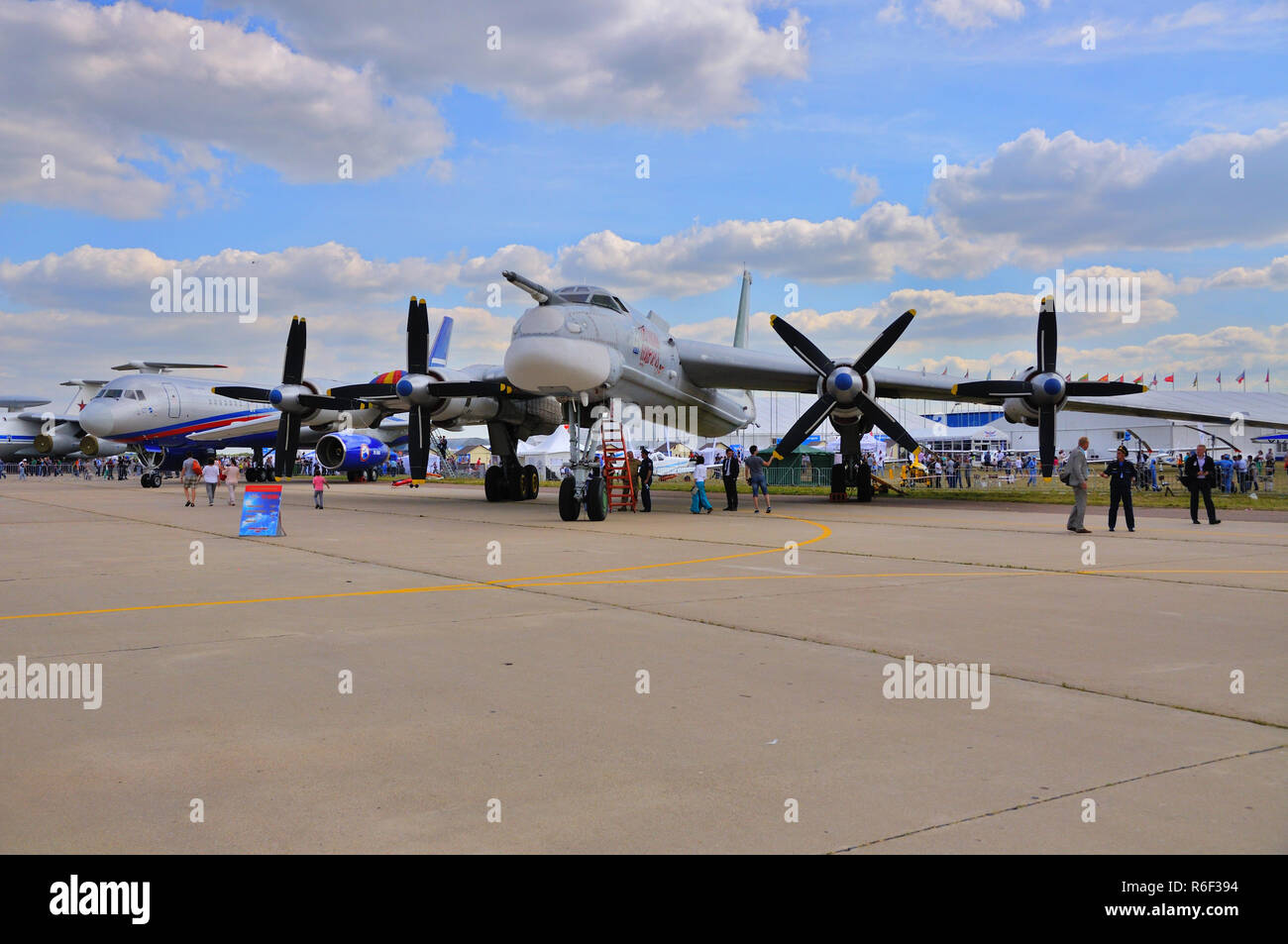Moskau, Russland - 23 AUG 2015: Strategischer Bomber Tu-95 Bear präsentiert auf der 12. MAKS-2015 Internationalen Luft- und Raumfahrtmesse am 28. August 2015 in Mos Stockfoto