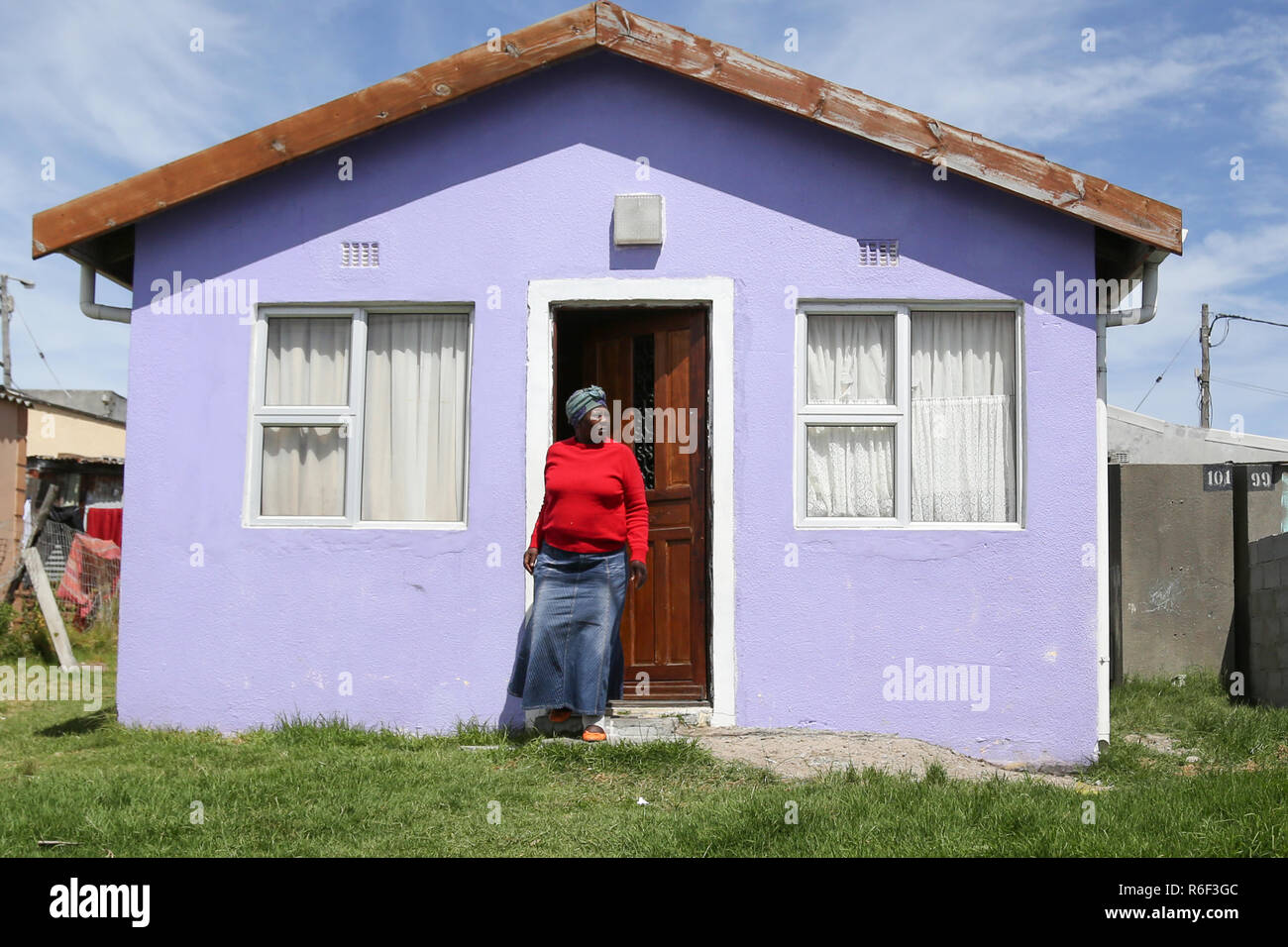 Kapstadt Südafrika 28 Dez 2013 eine Frau steht vor ihrem Haus in Guguletu, einer Township 15 km von Kapstadt, Südafrika. Stockfoto