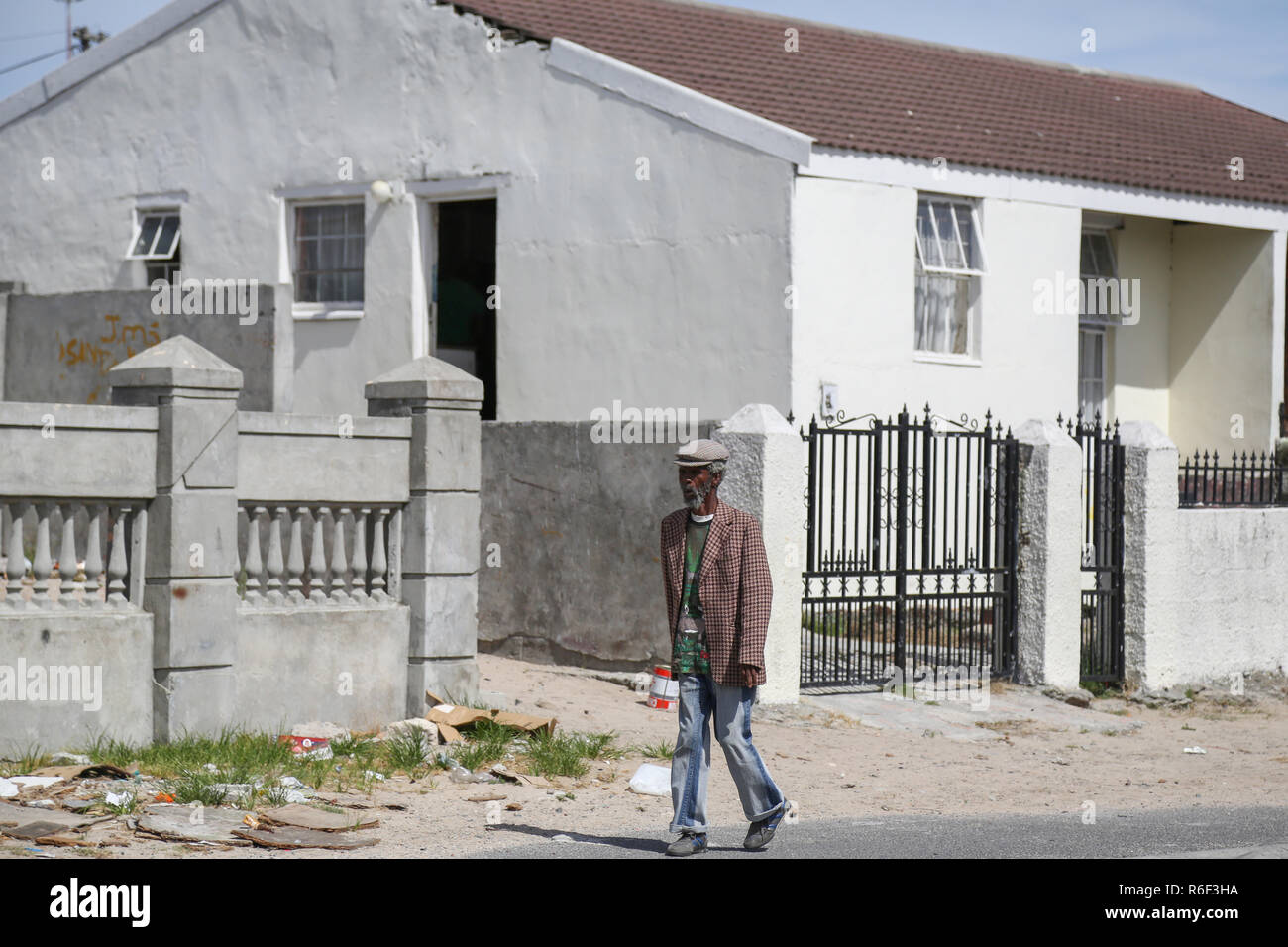Kapstadt Südafrika 28 Dez 2013 ein Mann hinter einem Haus in Guguletu, einer Township 15 km von Kapstadt, Südafrika. Stockfoto