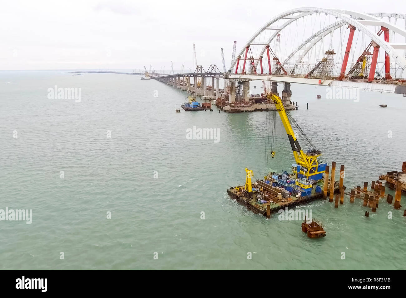 Der Bau der Brücke. Engineering für den Bau einer Eisenbahn und Automobil Brücke über die Meerenge Stockfoto