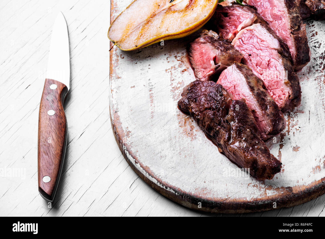 Geröstet geschnitten Grill Steak auf Holz Schneidebrett Stockfoto