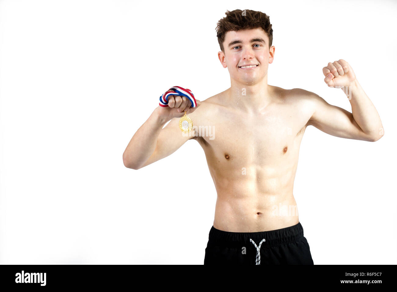 Erfolgreiche kaukasischen jungen Erwachsenen Schwimmer auf weißem Hintergrund mit award isoliert Stockfoto