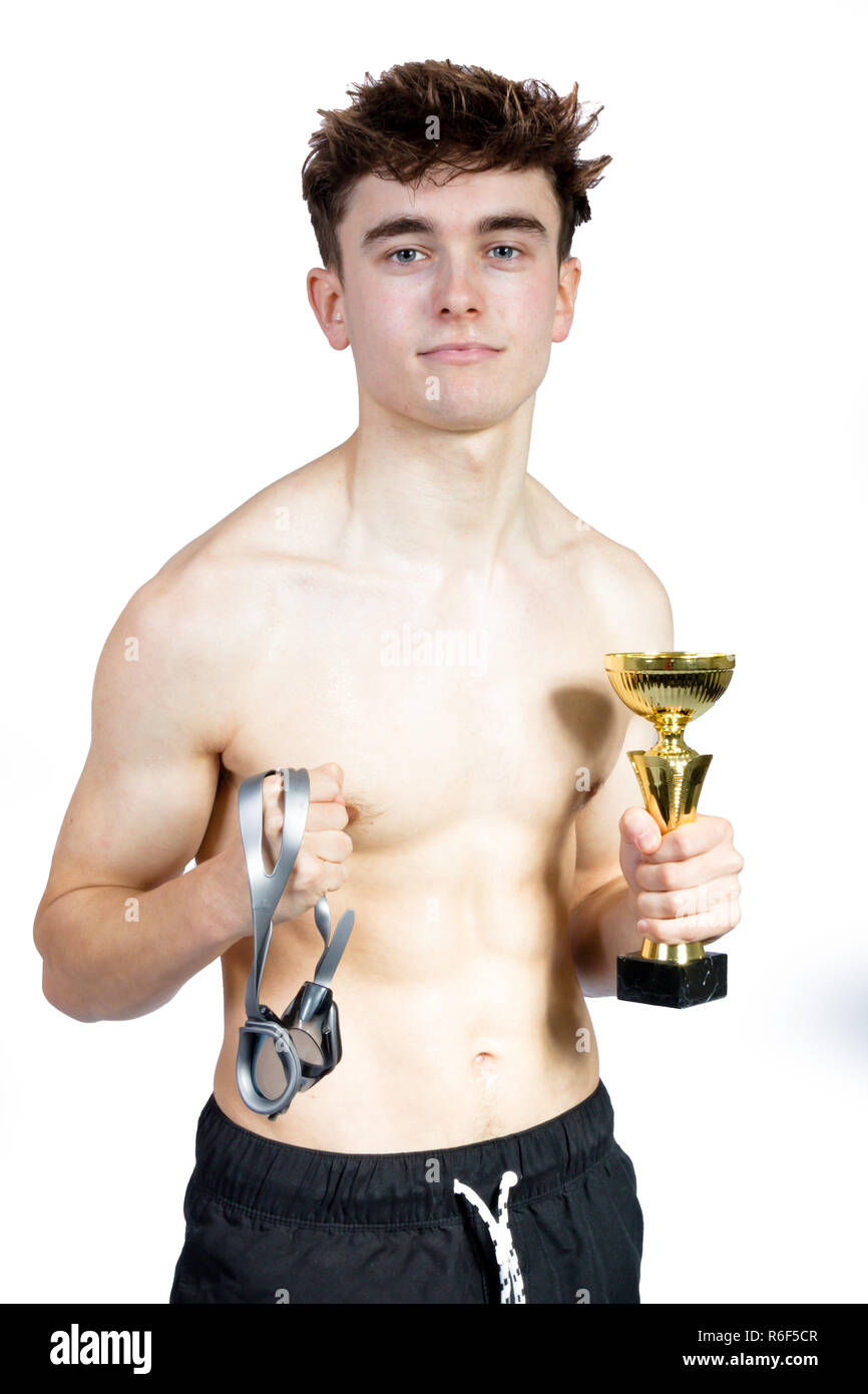 Erfolgreiche kaukasischen jungen Erwachsenen Schwimmer auf weißem Hintergrund mit award isoliert Stockfoto