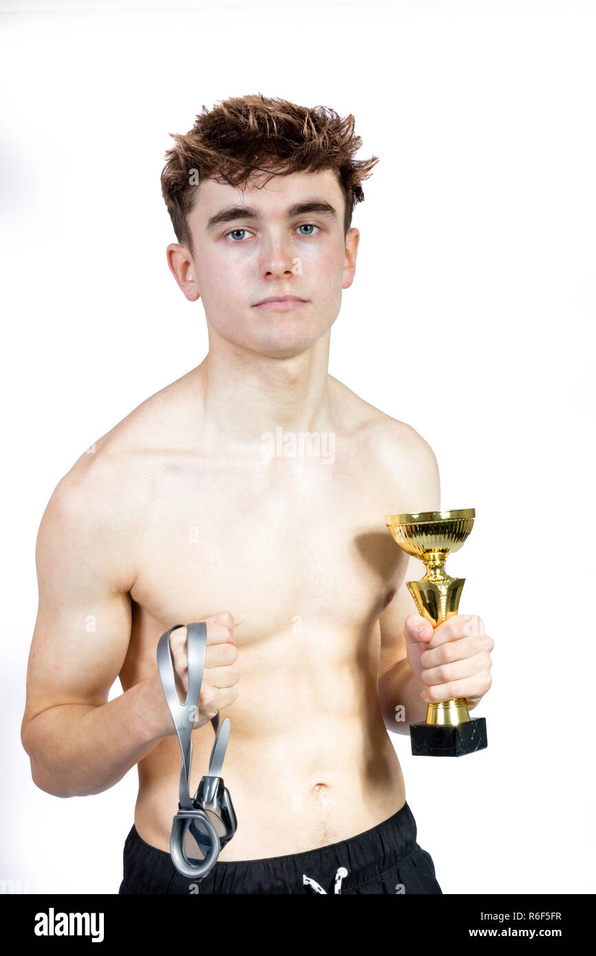 Erfolgreiche kaukasischen jungen Erwachsenen Schwimmer auf weißem Hintergrund mit award isoliert Stockfoto