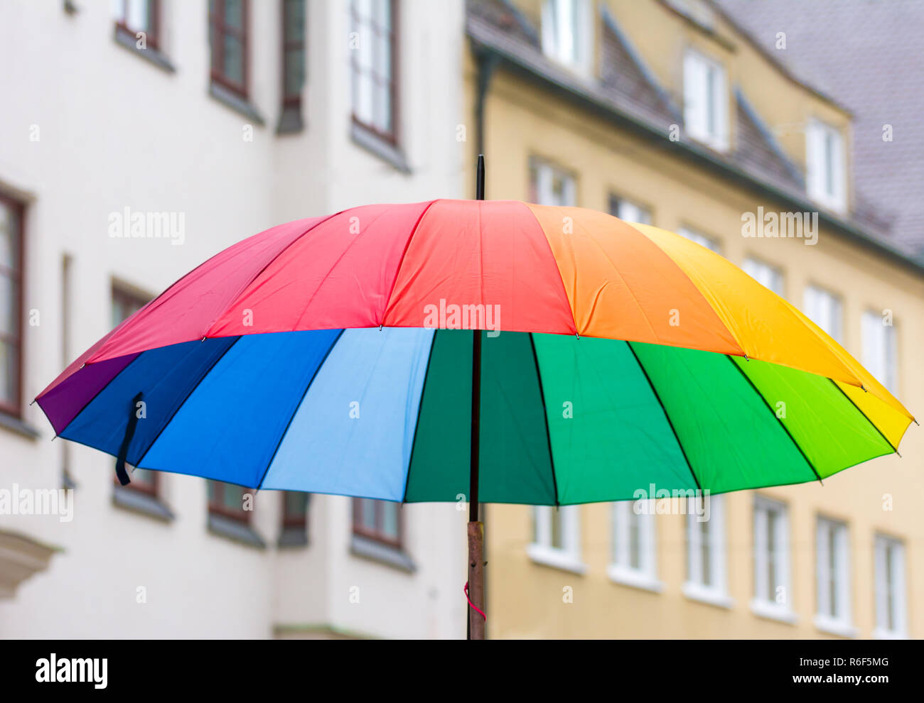 Regenbogenfarbige Regenschirm öffnen Stockfoto