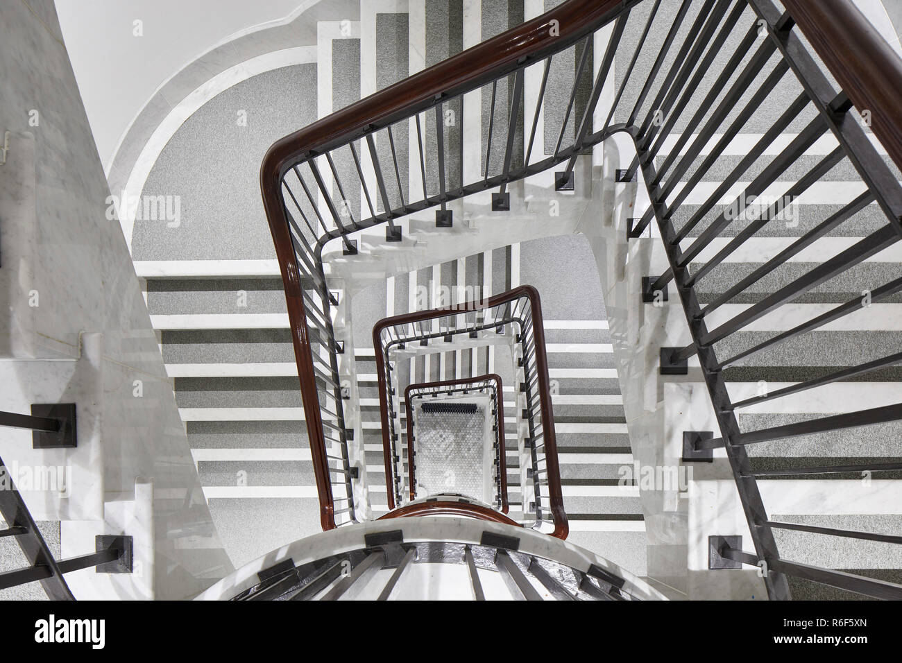 Blick auf die Treppe von oben. 21 Soho Square, London, Vereinigtes Königreich. Architekt: Buckley Gray Yeoman, 2018. Stockfoto