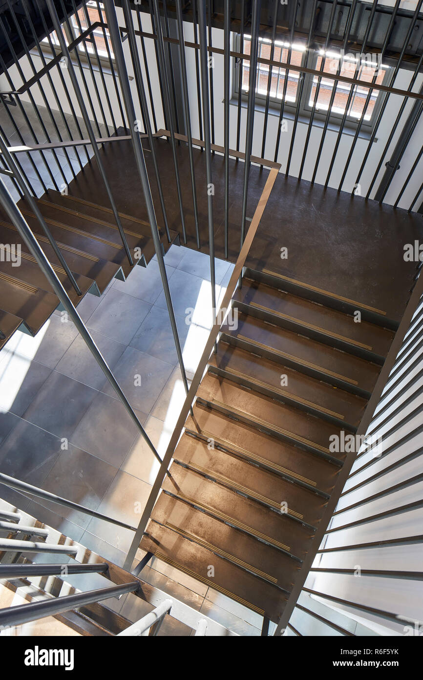 Blick auf die Treppe von oben. 21 Soho Square, London, Vereinigtes Königreich. Architekt: Buckley Gray Yeoman, 2018. Stockfoto