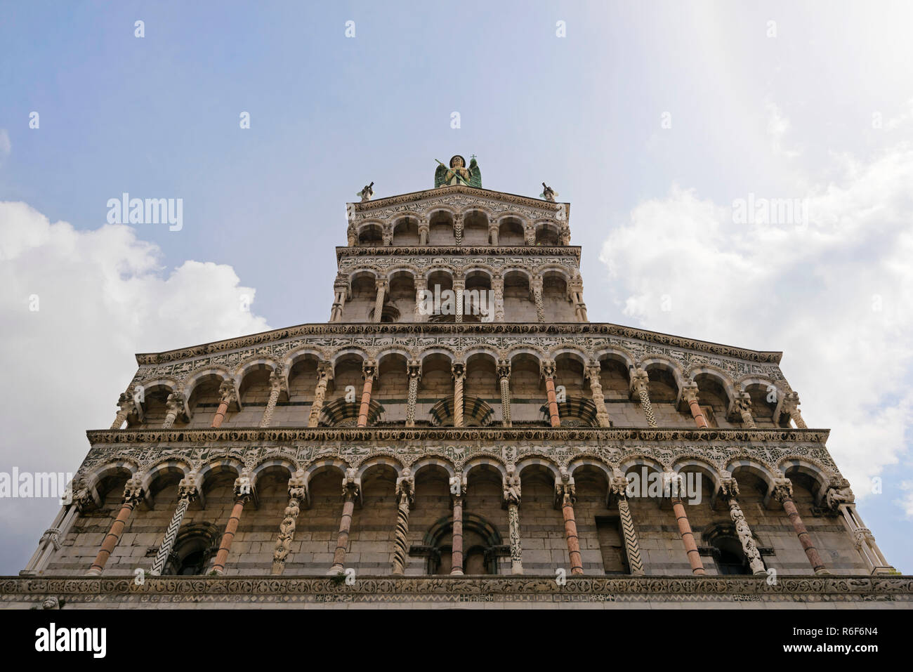 Horizontale Ansicht der Vorderseite der Chiesa di San Michele in Lucca, Toskana. Stockfoto