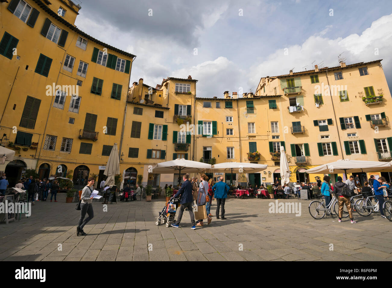 Horizontale Aussicht auf den Piazza dell'Anfiteatro in Lucca, Toskana. Stockfoto