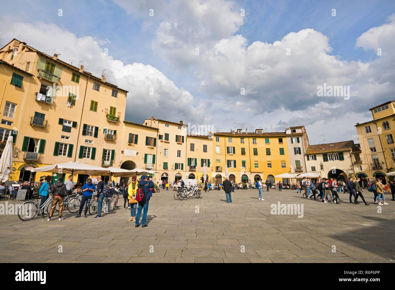 Horizontale Aussicht auf den Piazza dell'Anfiteatro in Lucca, Toskana. Stockfoto