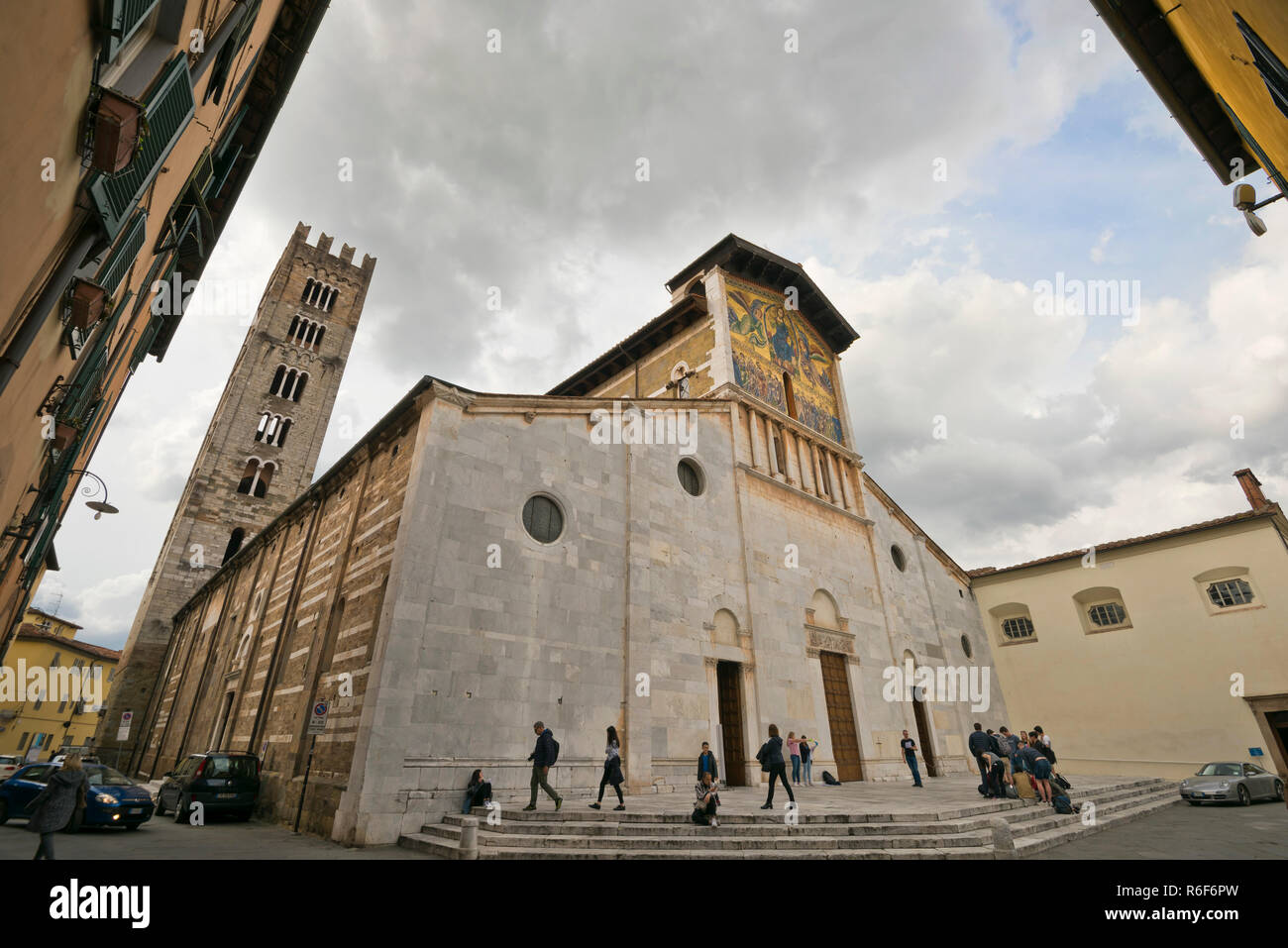 Horizontale Blick auf die Basilika von San Frediano in Lucca, Toskana. Stockfoto