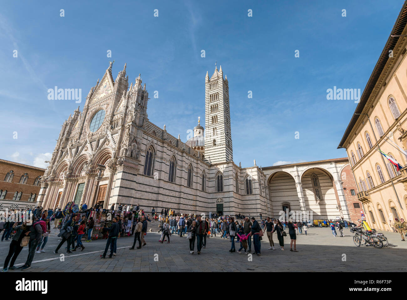 Horizontale Panoramaaussicht auf die Piazza del Duomo in Siena, Italien. Stockfoto