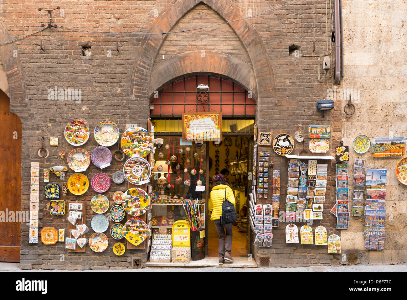 Horizontale streetview einer Geschenkboutique in Siena, Italien. Stockfoto