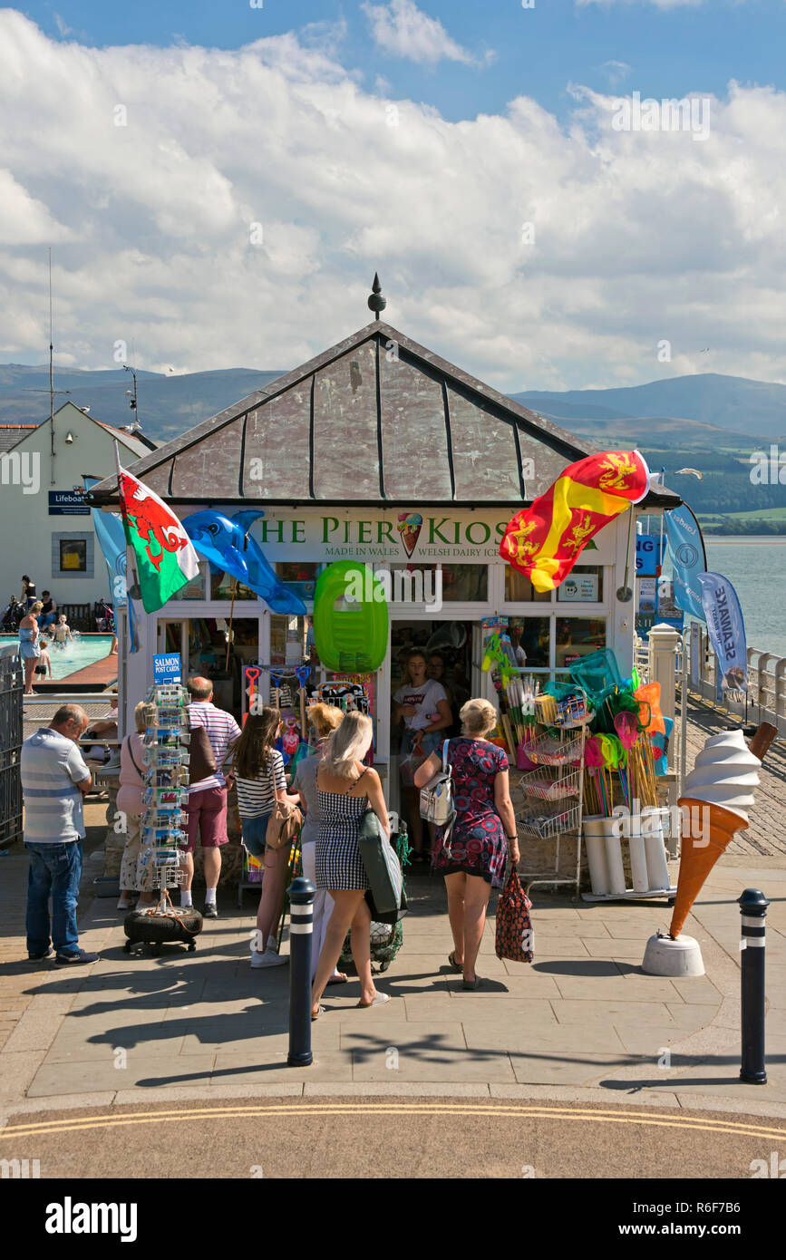 Vertikale Ansicht von der Seebrücke in Beaumaris auf Anglesey. Stockfoto