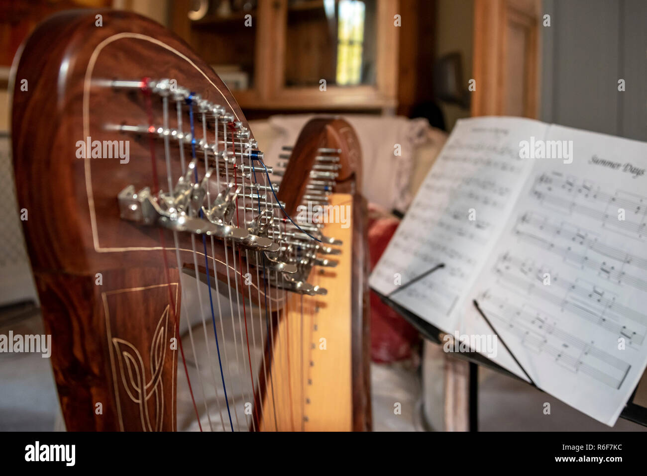 Horizontale Nahaufnahme einer Harfe und Noten. Stockfoto